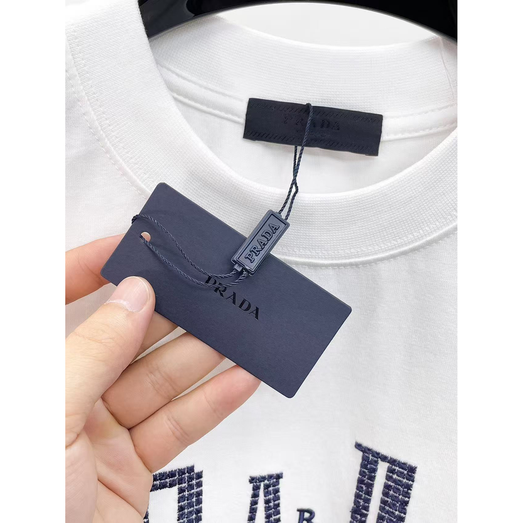 <p>PRADA 专柜新款短袖T恤(白)</p>