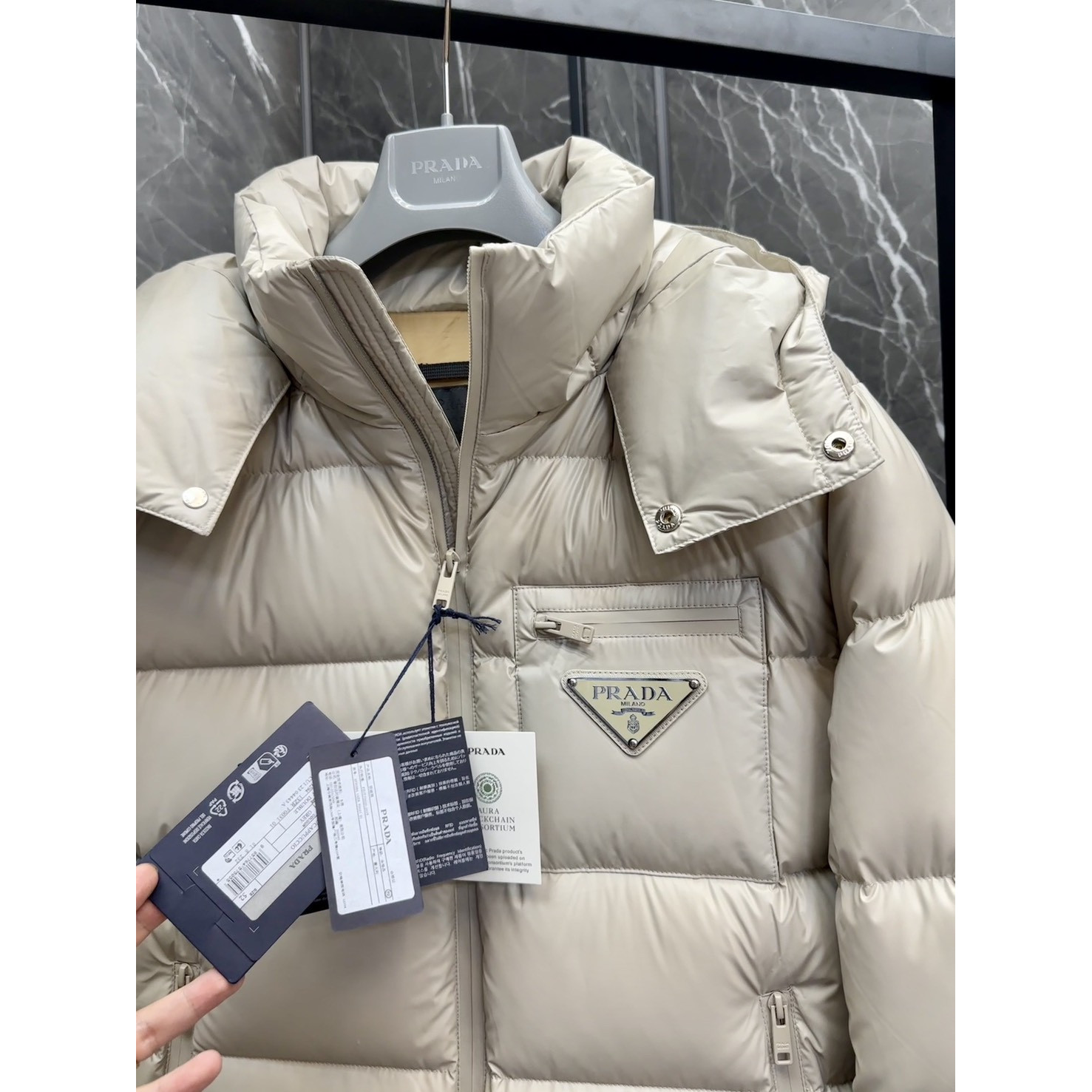 <p>PRADA 新款羽绒服(白)</p>