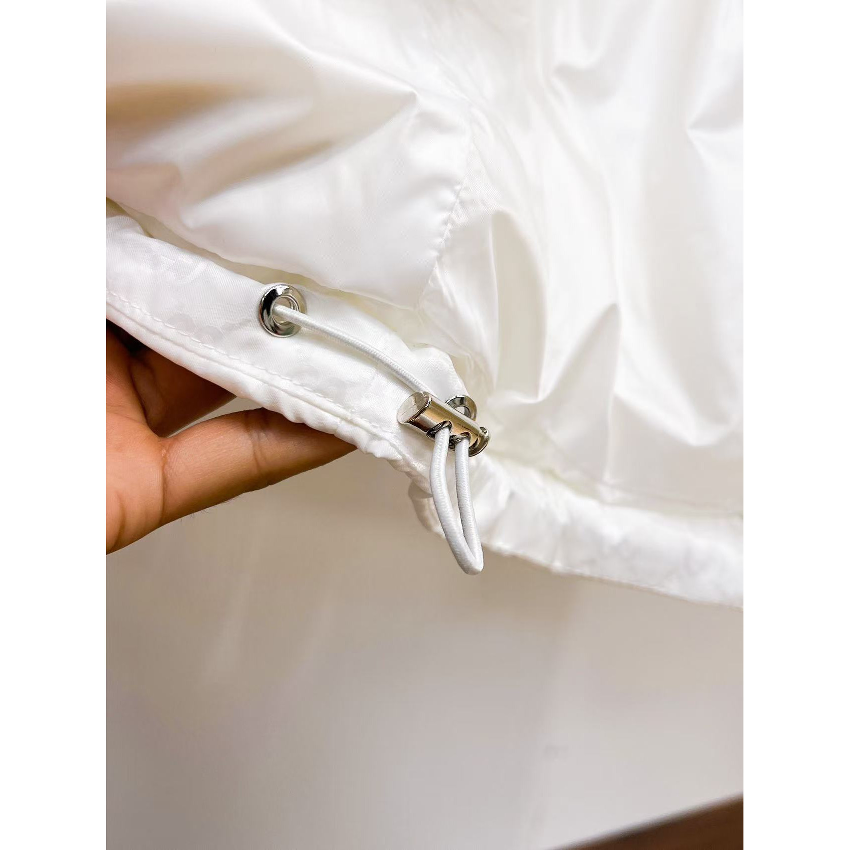 <p>GUCCI 秋冬新款羽绒服(白)&nbsp;</p>