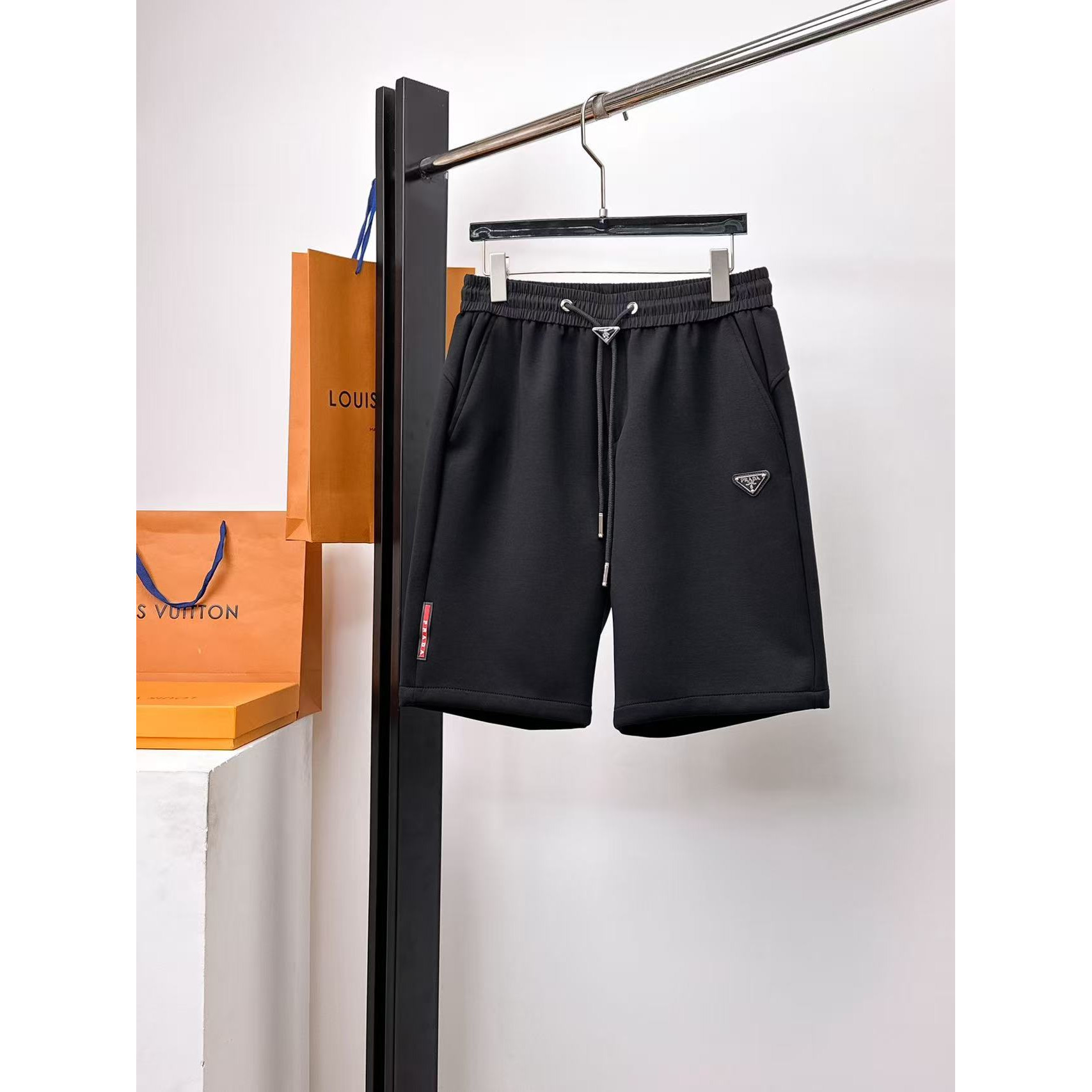 <p>PRADA 专柜新款休闲短裤(黑)</p>