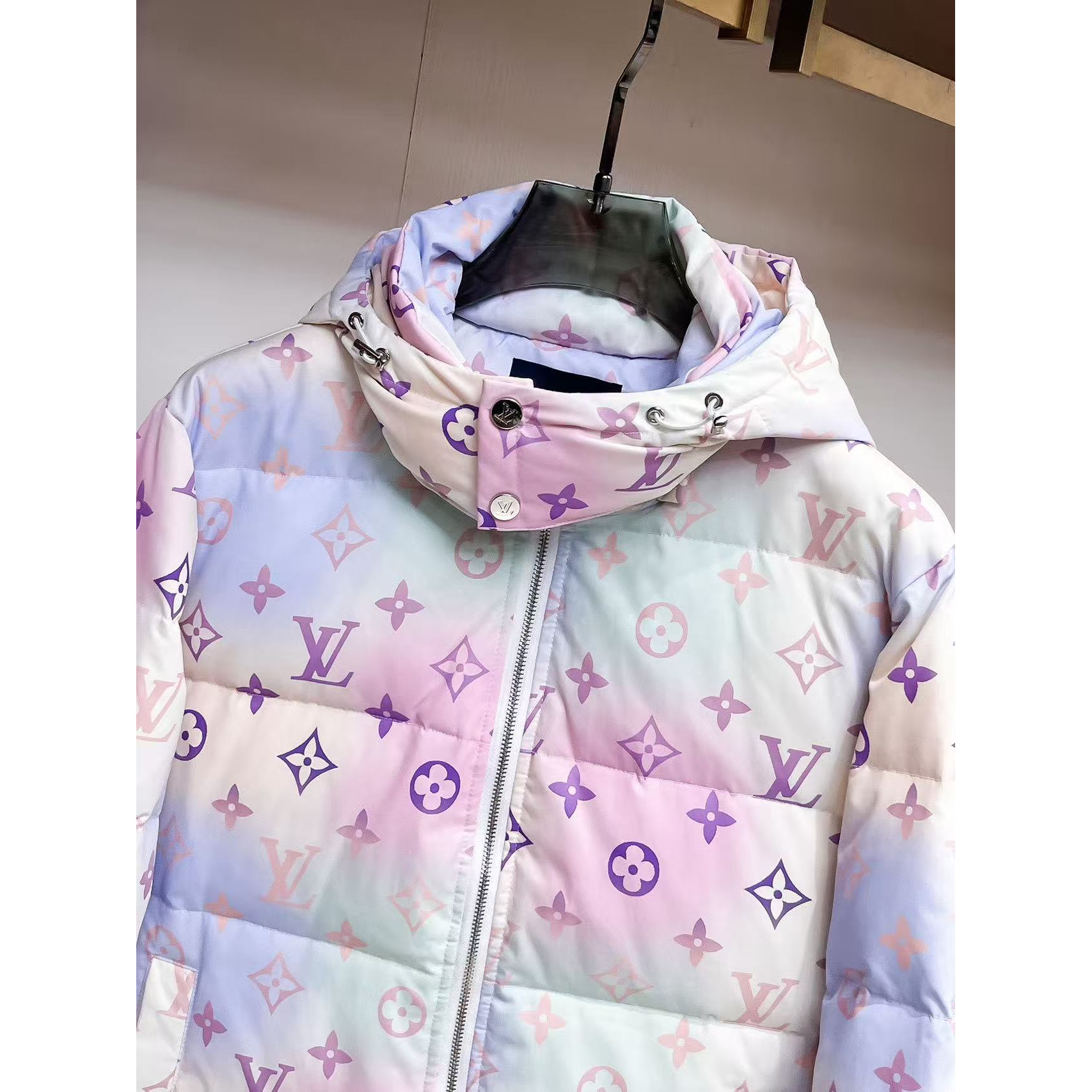 <p>LV 秋冬新款羽绒服</p>