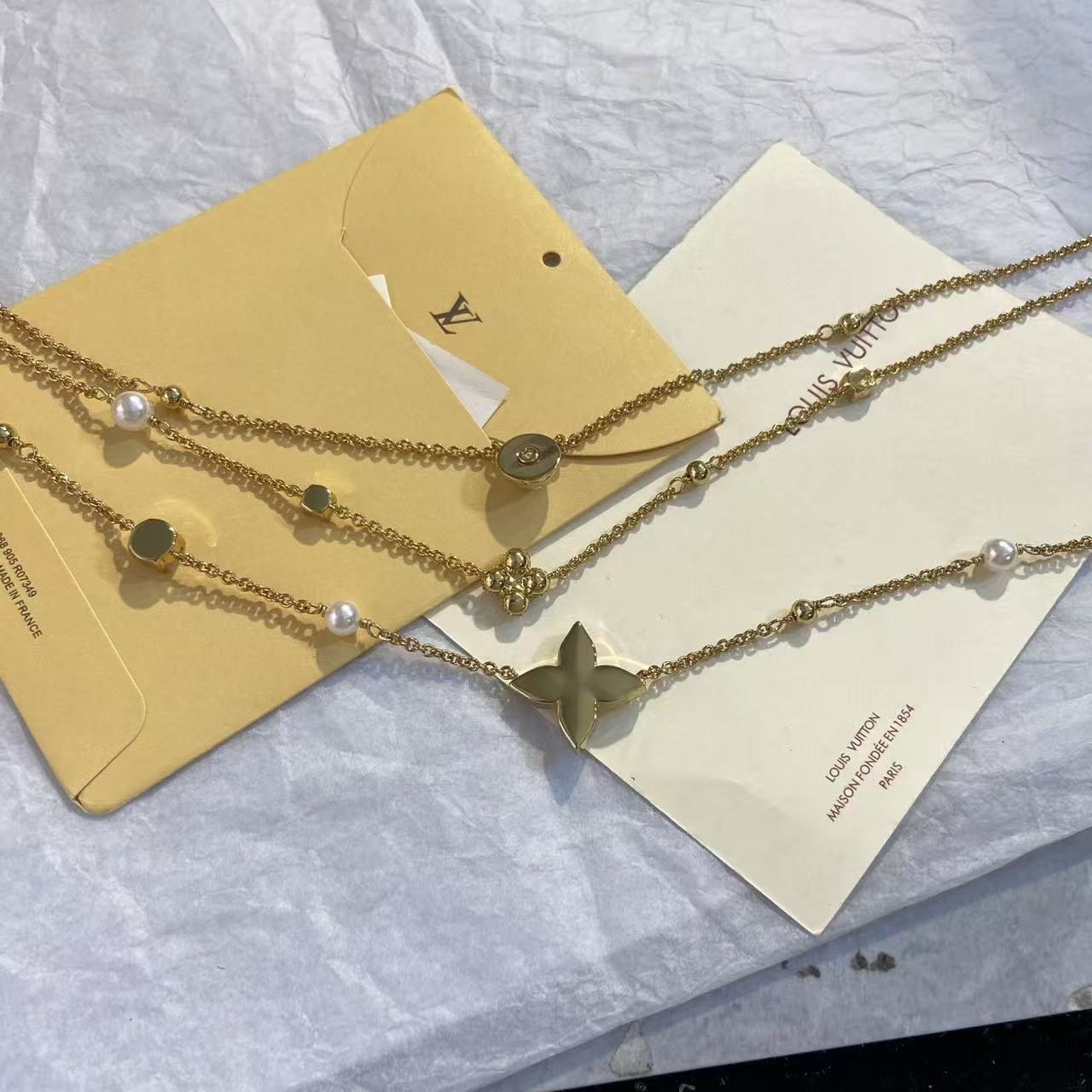 <p>CHANEL 山茶花四叶草耳环</p>