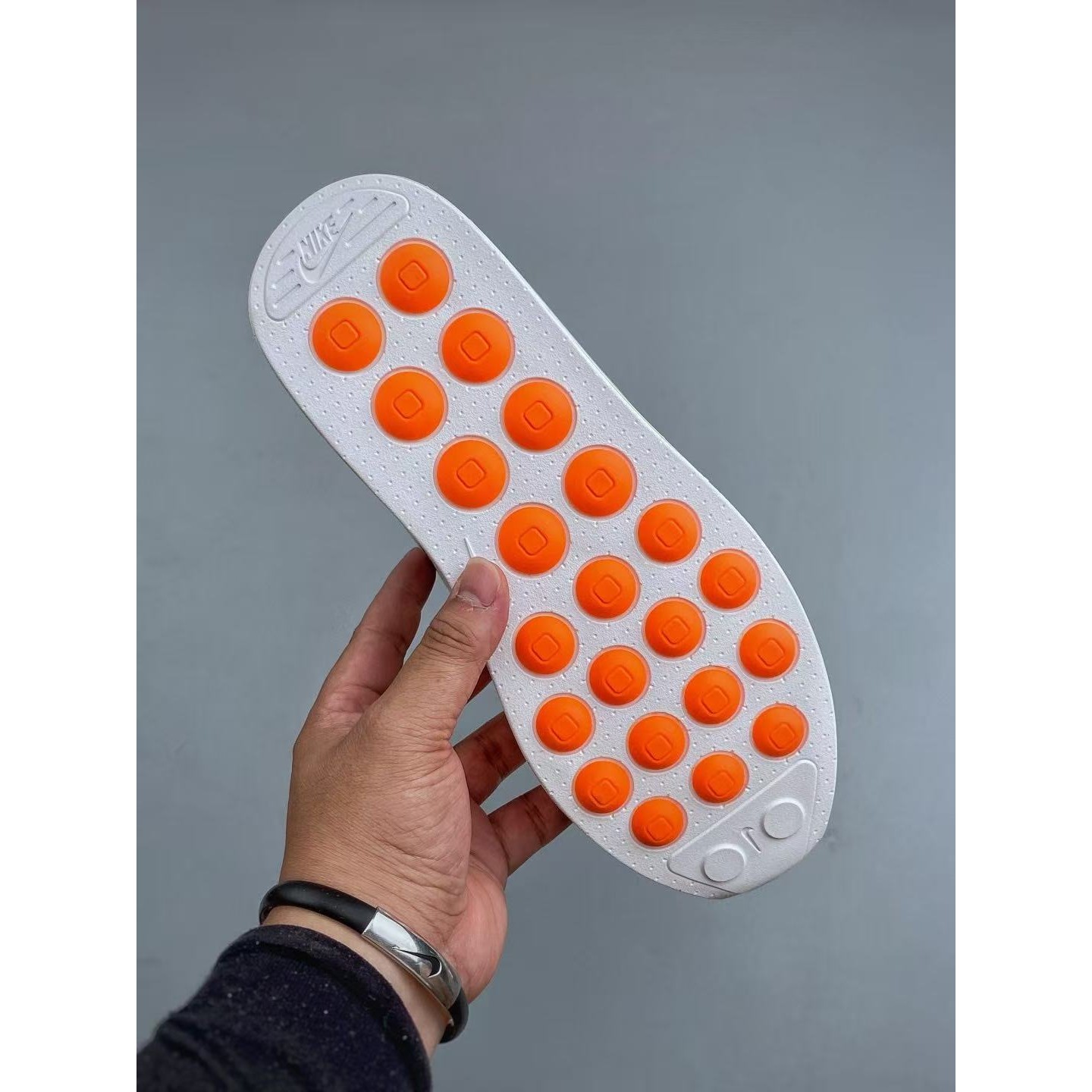 <p>NIKE AIR MAX 气垫复古跑步鞋(白紅)</p>