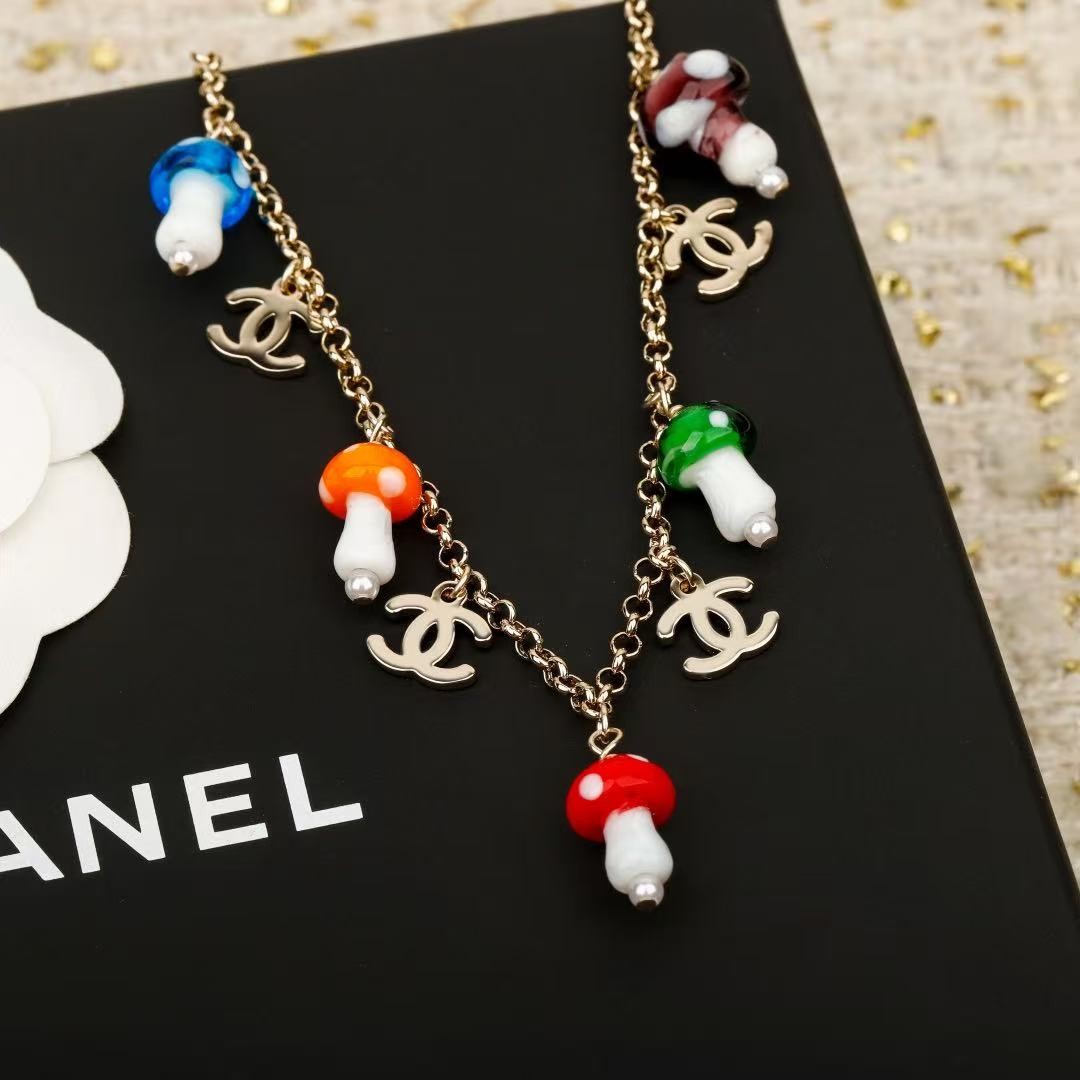 <p>CHANEL&nbsp;多彩蘑菇项链</p>