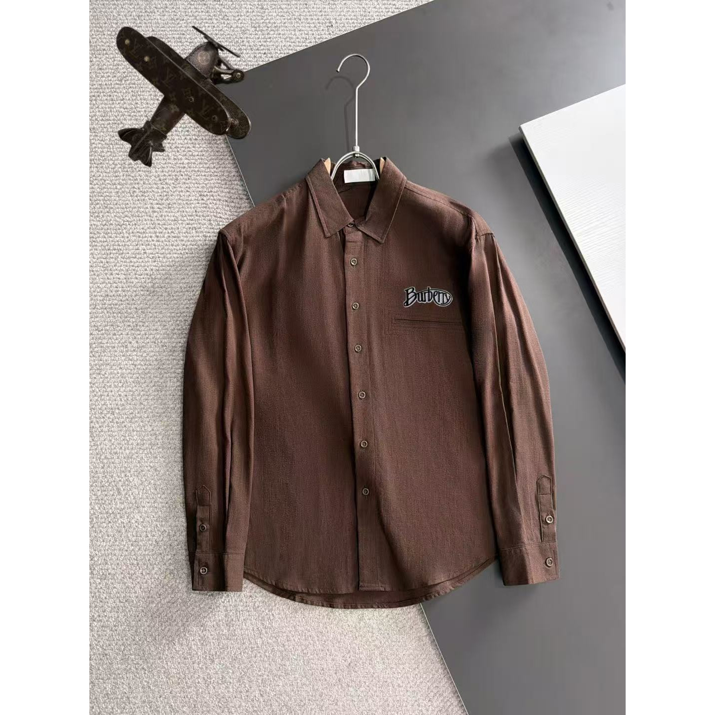 <p>BURBERRY 亚麻衬衫套装(棕)</p>