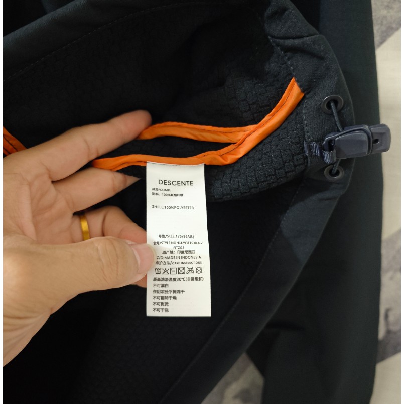 <p>DESCENTE&nbsp;連帽拉鍊外套(黑)</p>