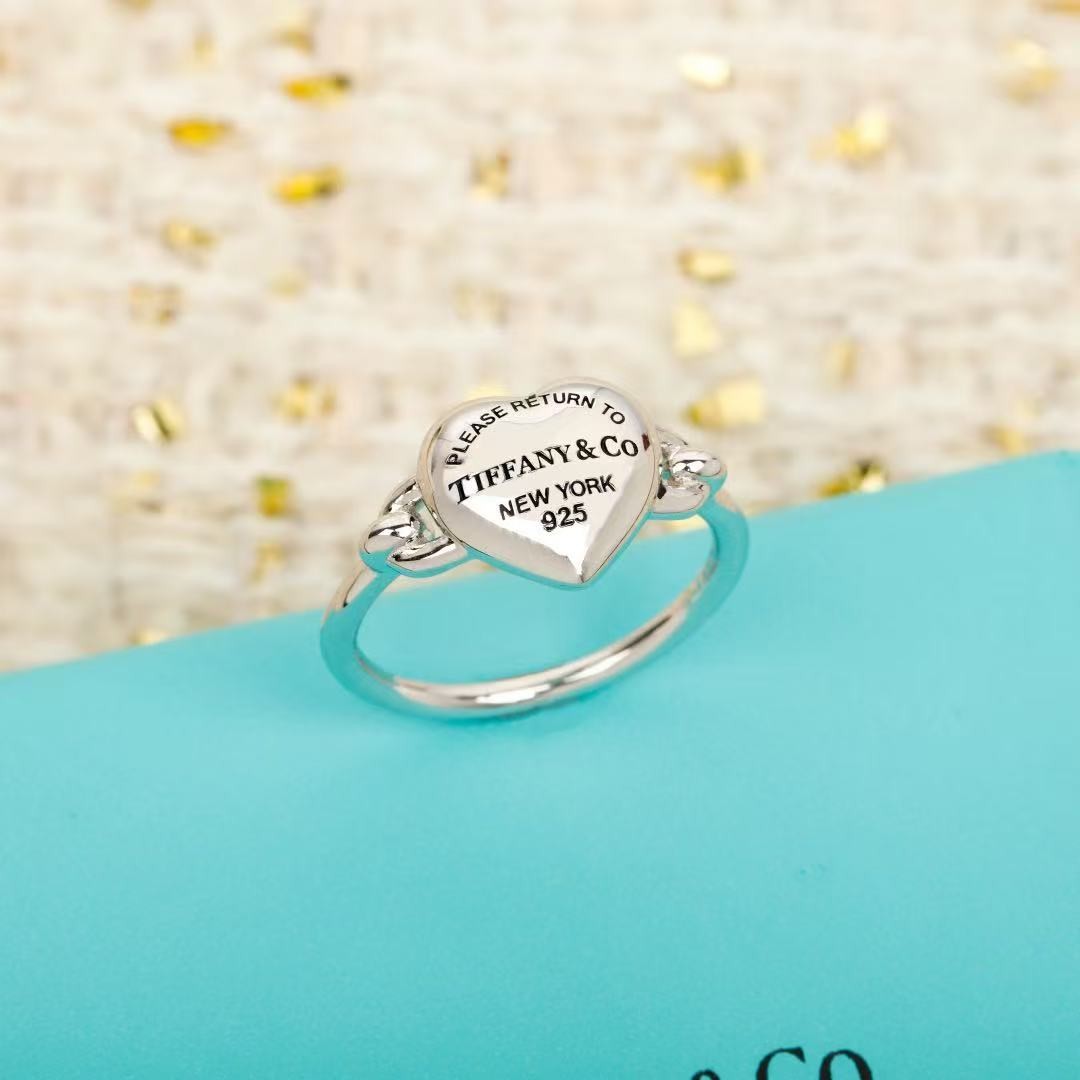 <p>Tiffany&nbsp;爱心滴油珐琅戒指</p>