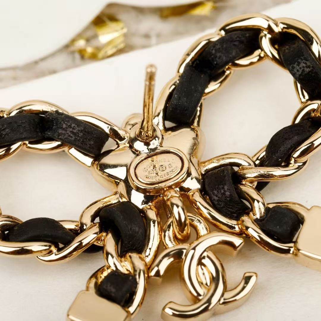 <p>CHANEL 黑皮蝴蝶结耳环</p>