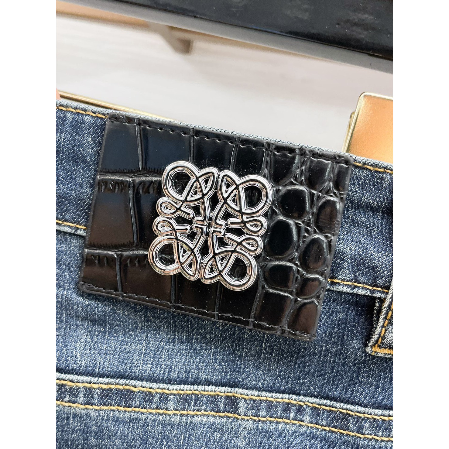 <p>LOEWE&nbsp;高端牛仔裤</p>