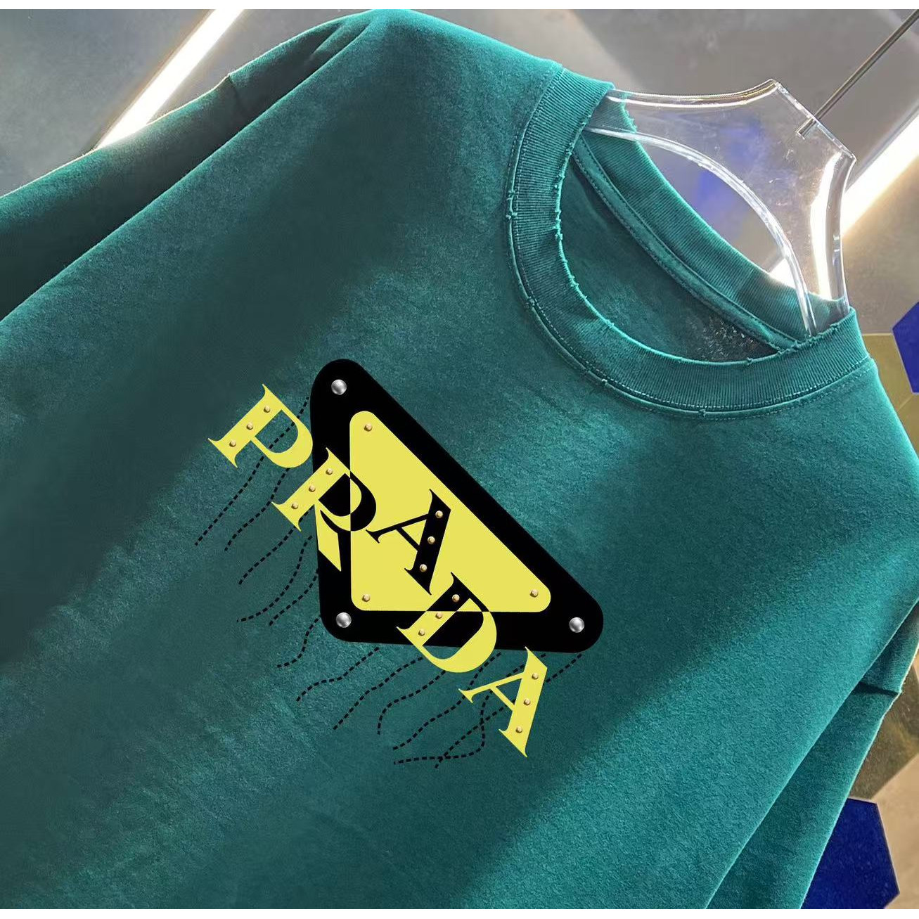 <p>PRADA 洗水磨破短袖T恤(洗水綠)</p>