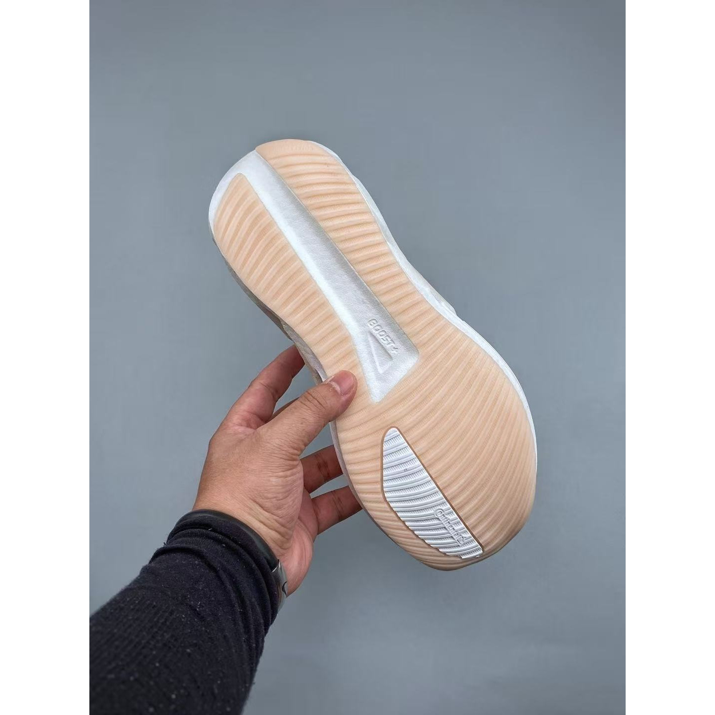 <p>Adidas HYPERBOOST LITE 低帮跑步鞋</p>