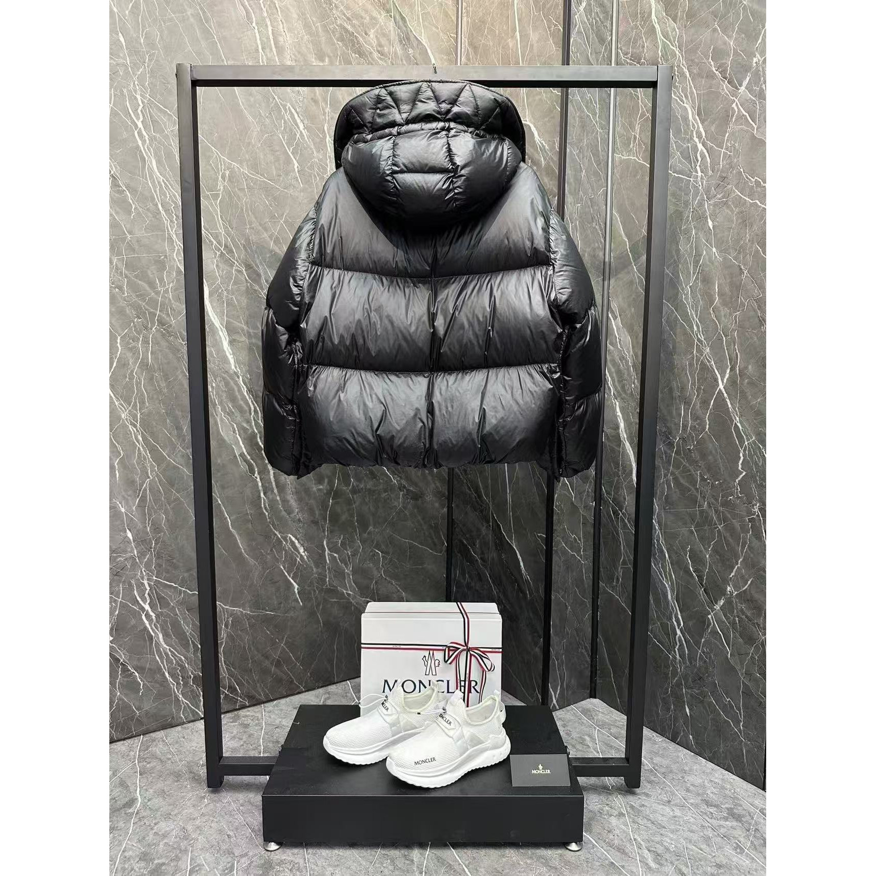 <p>Moncler Borey 女士二合一短款羽绒夹克外套(黑)</p>