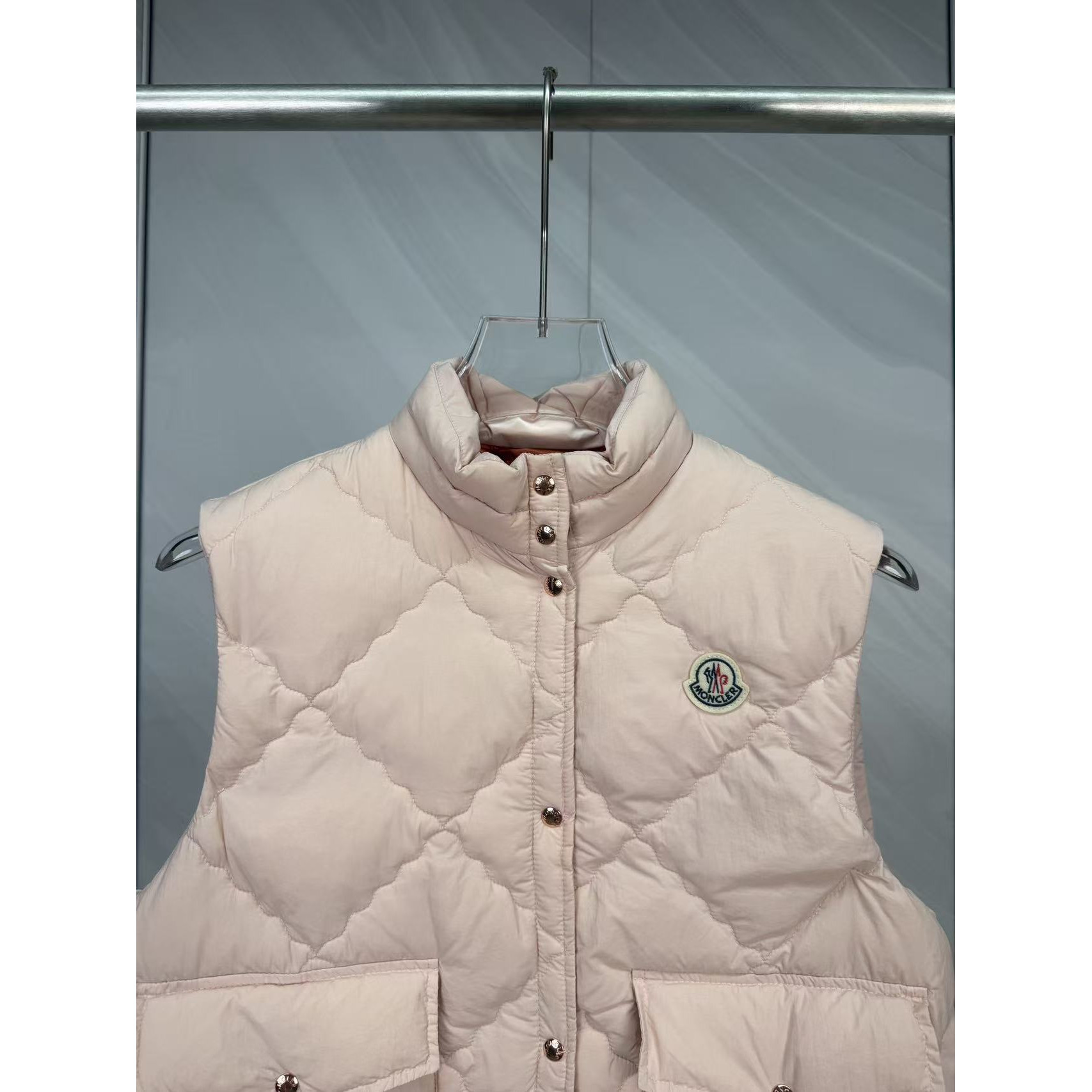 <p>Moncler 菱格纹立领休闲女士羽绒背心(粉)</p>