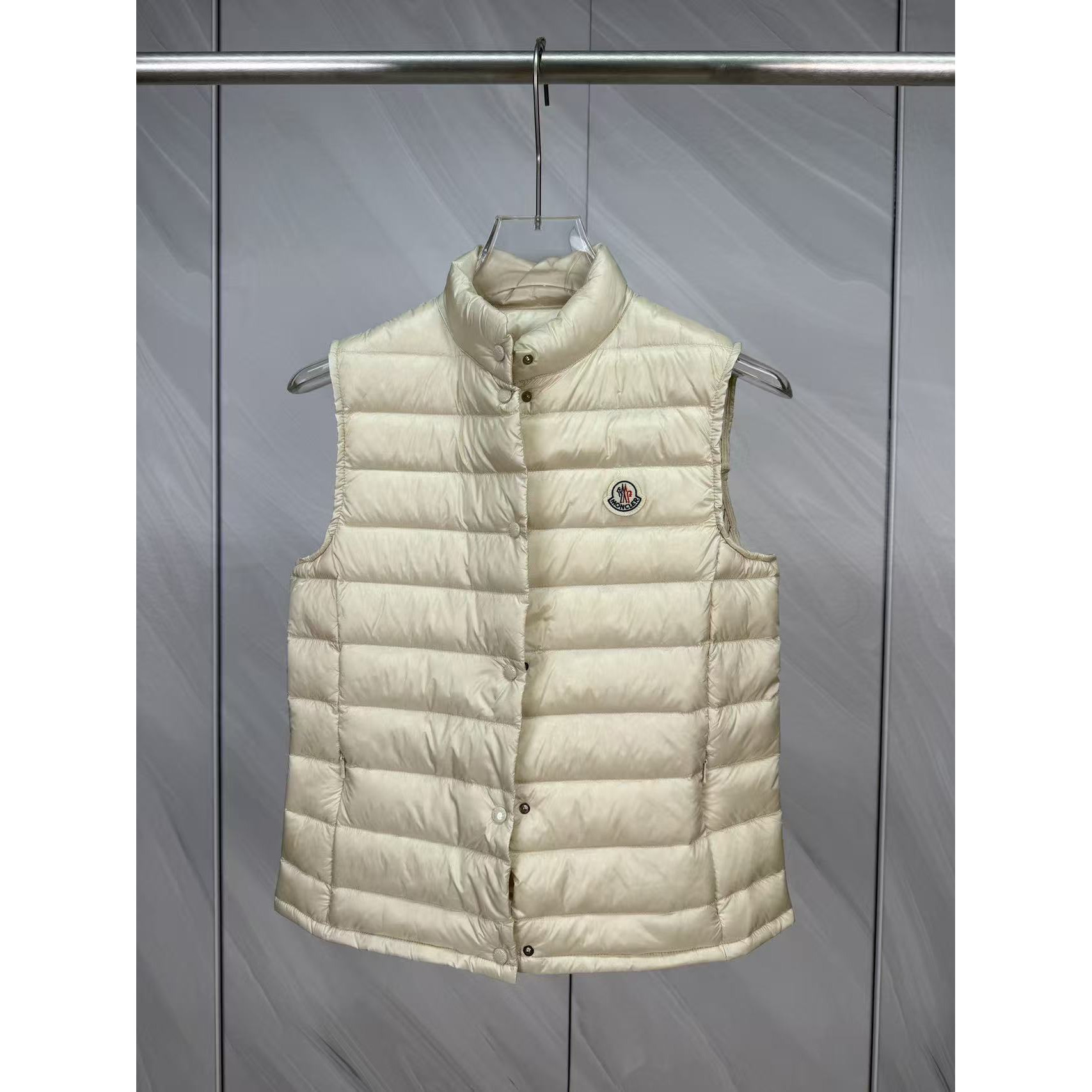 <p>Moncler Liane女士立领羽绒服(米)</p>