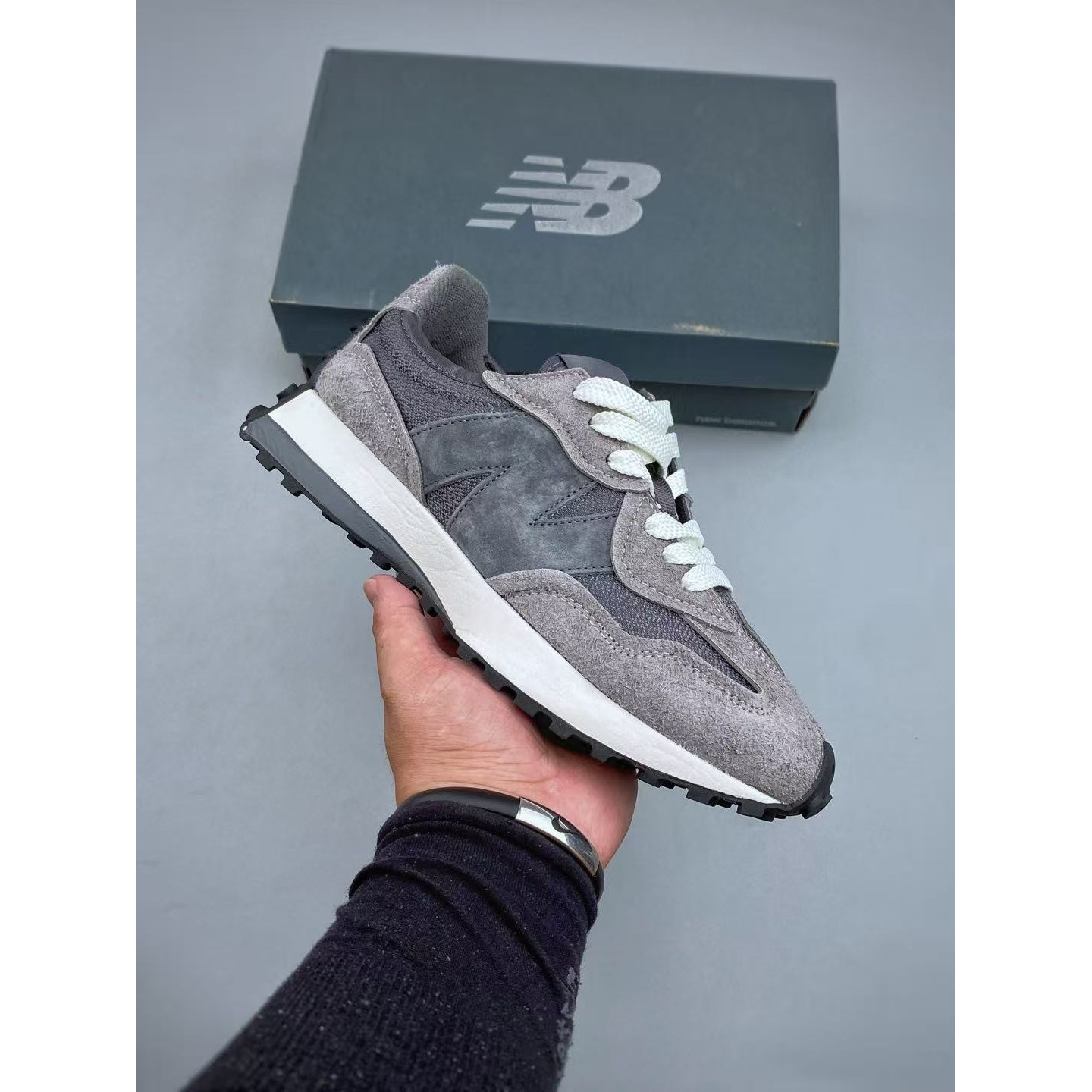 <p>New Balance MS327 复古休闲运动慢跑鞋(灰)</p>
