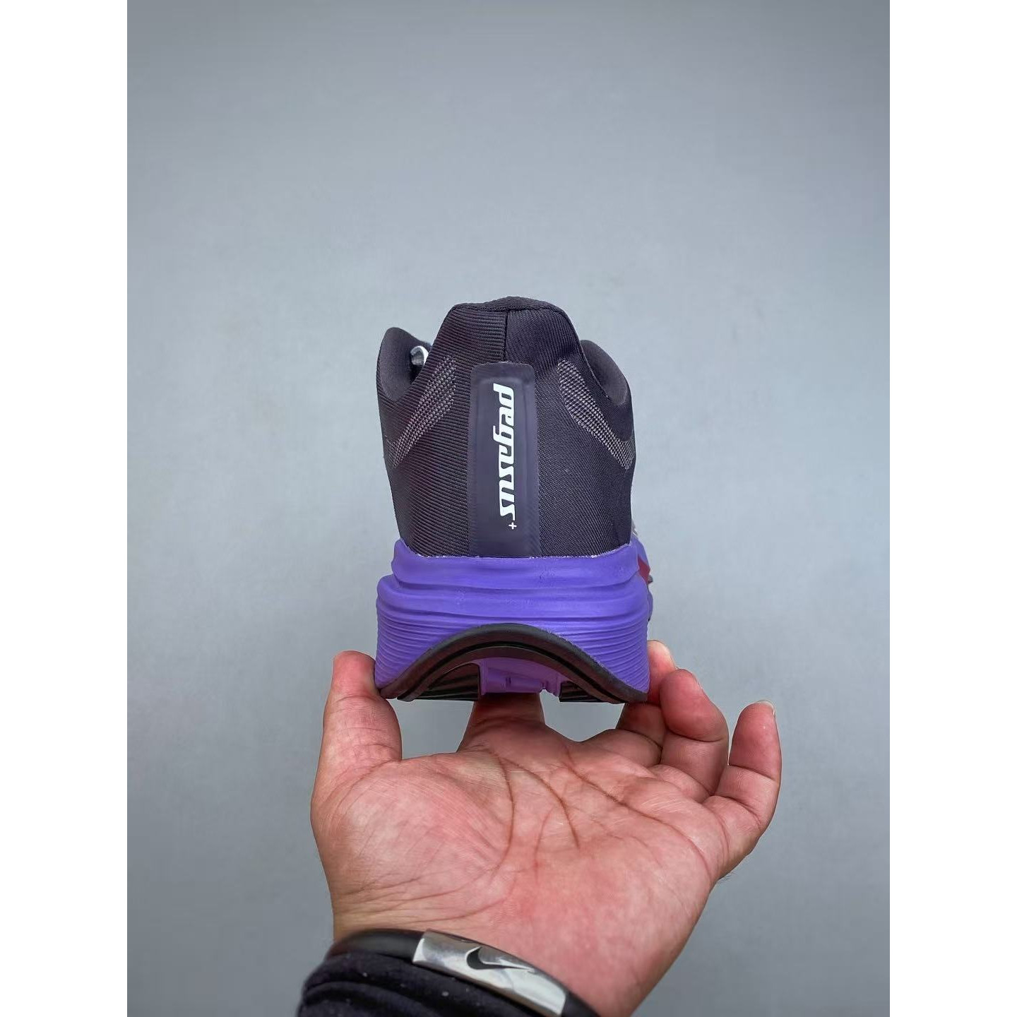 <p>Nike Air Zoom Pegasus Plus 2 运动慢跑鞋(紫)</p>