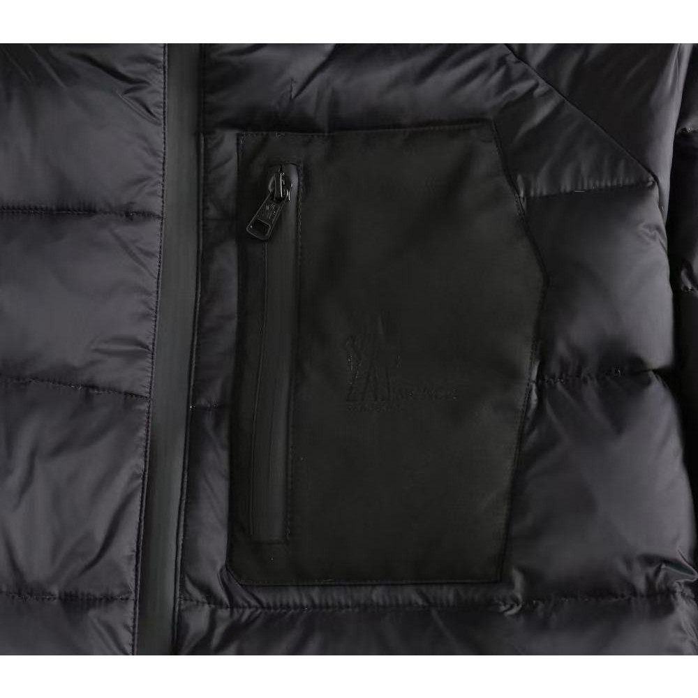 <p>MONCLER 羽绒服(黑)</p>