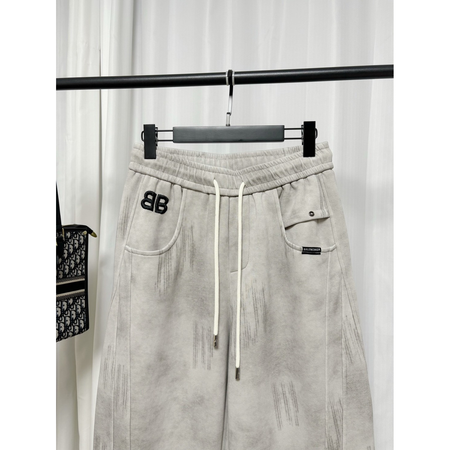 <p>Balenciaga 休闲长裤(灰)</p>