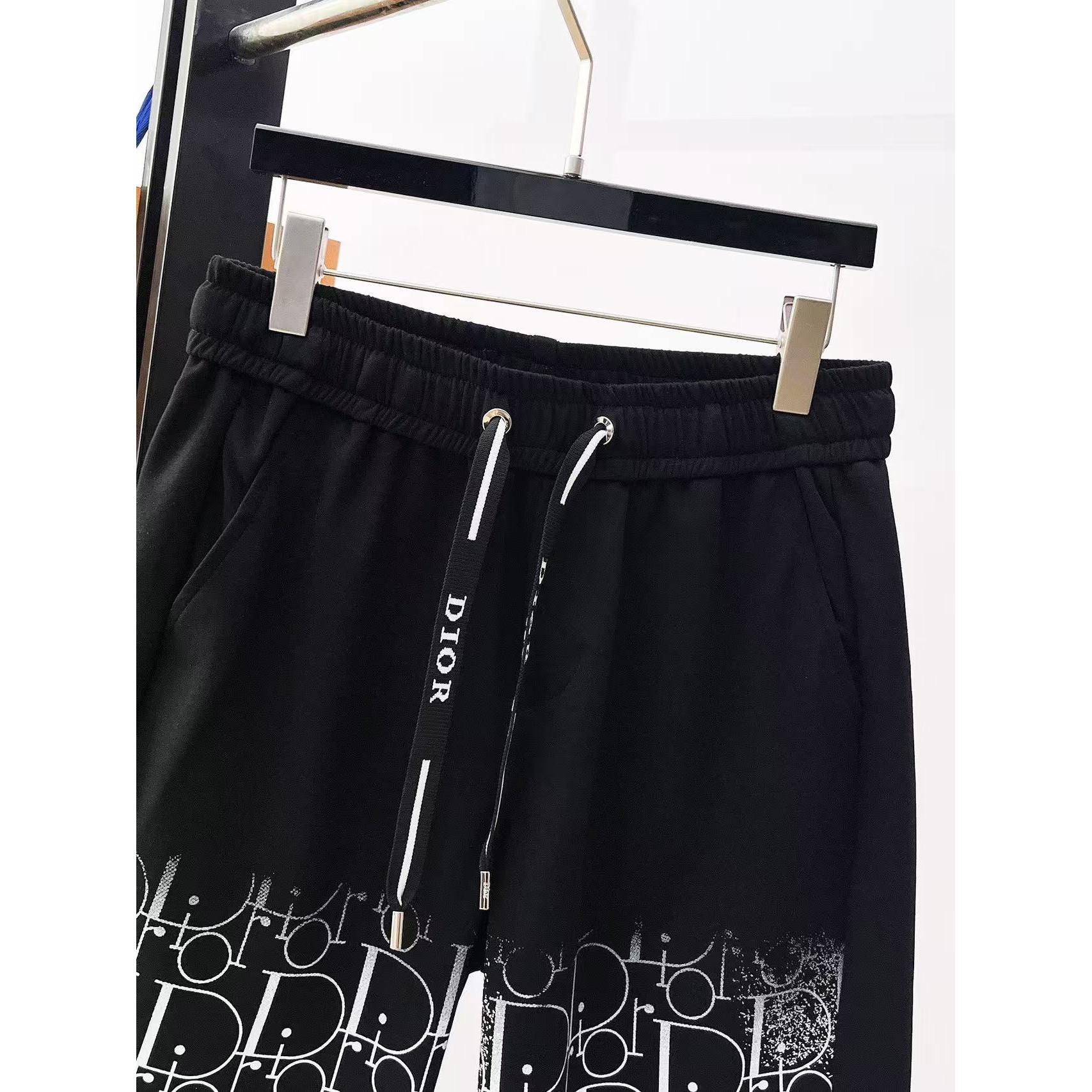 <p>DIOR 专柜新款休闲短裤(黑)</p>