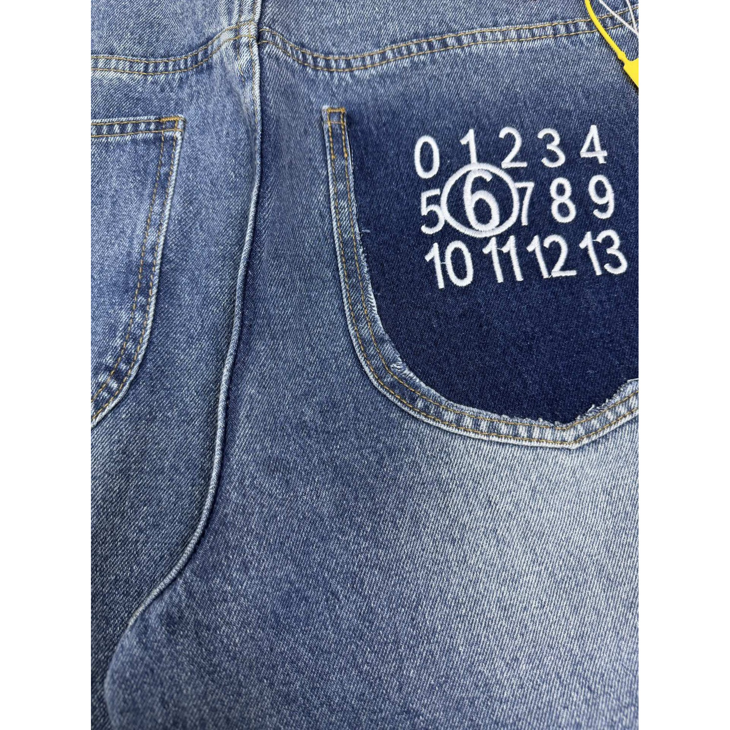 <p>Maison Margiela 口袋刺绣🪡数字🔢情侣款水洗宽松牛仔裤(藍)</p>