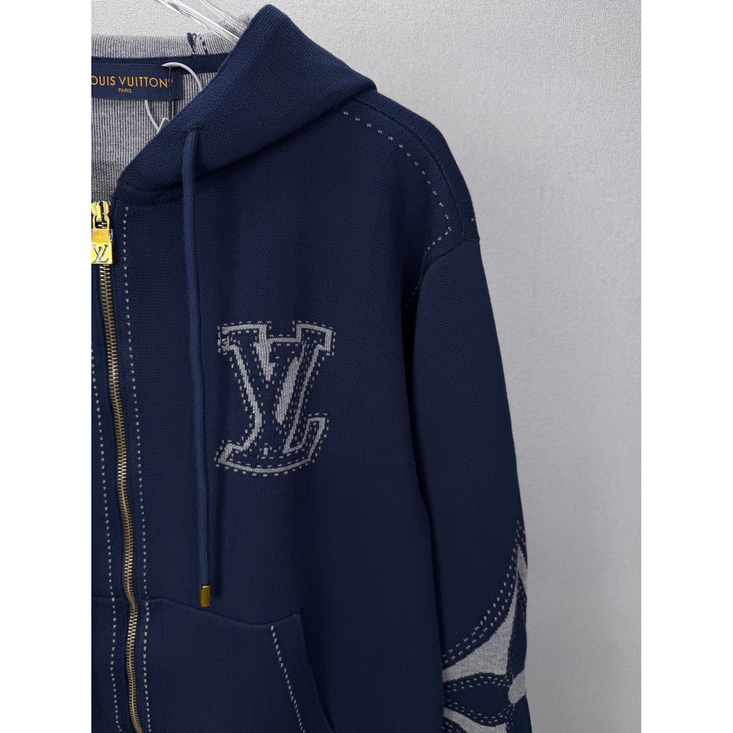 <p>LV&nbsp;嵌花提花logo情侣款连帽拉链针织毛衣外套(藍)</p>