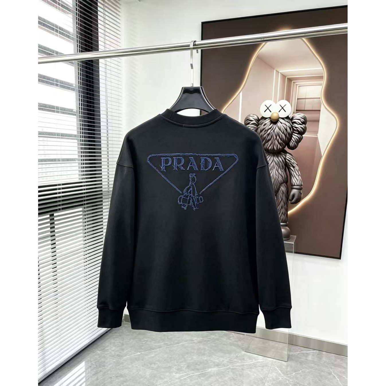 <p>PRADA&nbsp;圓領長袖T恤(黑)</p>