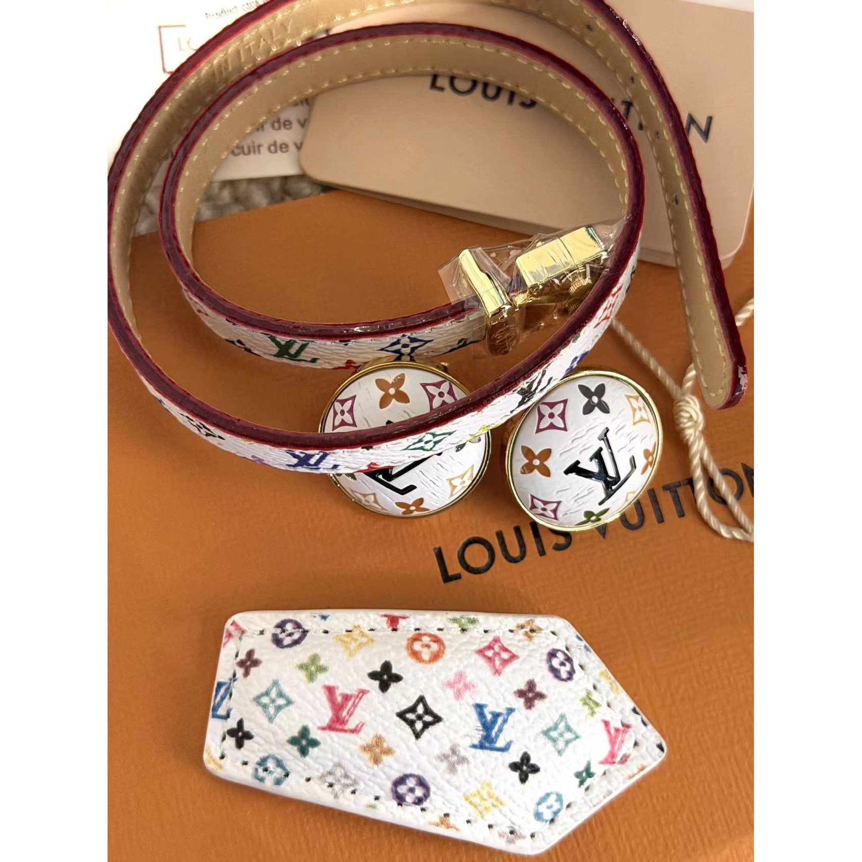 <p>LV&nbsp;耳钉</p>