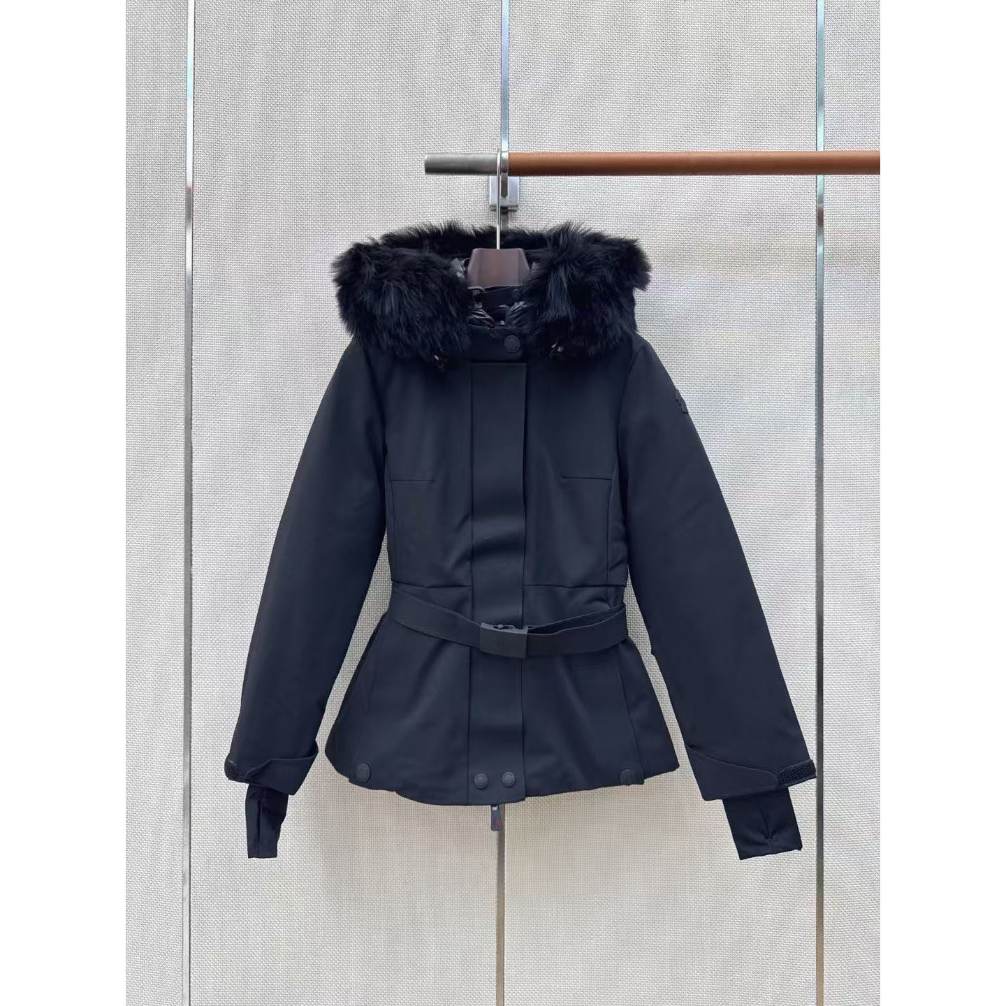 <p>MONCLER 经典Celac短款收腰羽绒滑雪服(藏青)</p>