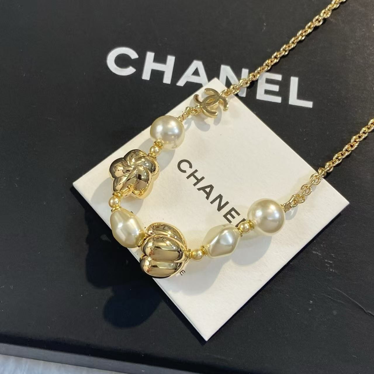 <p>CHANEL 珍珠花朵项链</p>