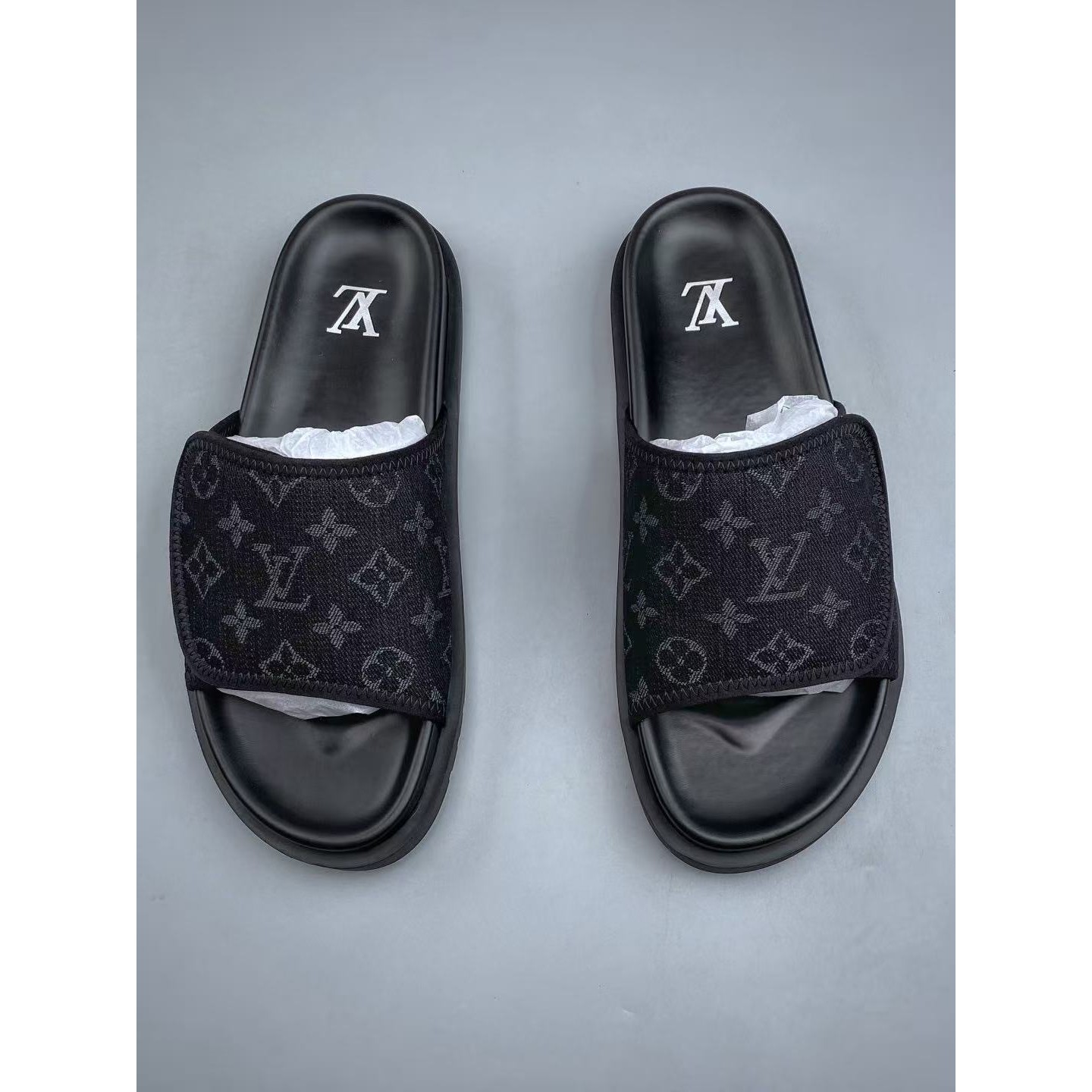 <p>Lv Miami Damier 男款魔术贴一字拖鞋 (黑)</p>