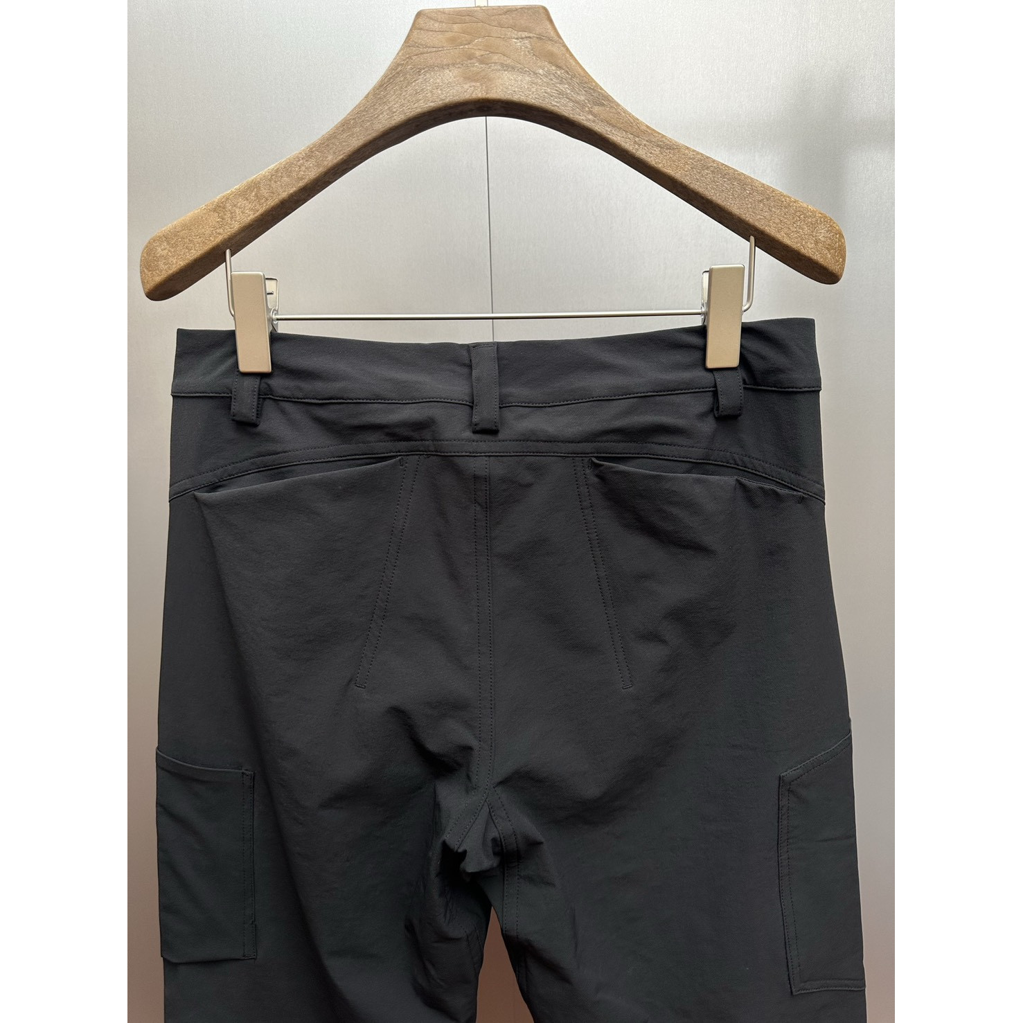 <p>ARC'TERYX 户外机能防风防泼水多口袋休闲长裤</p>