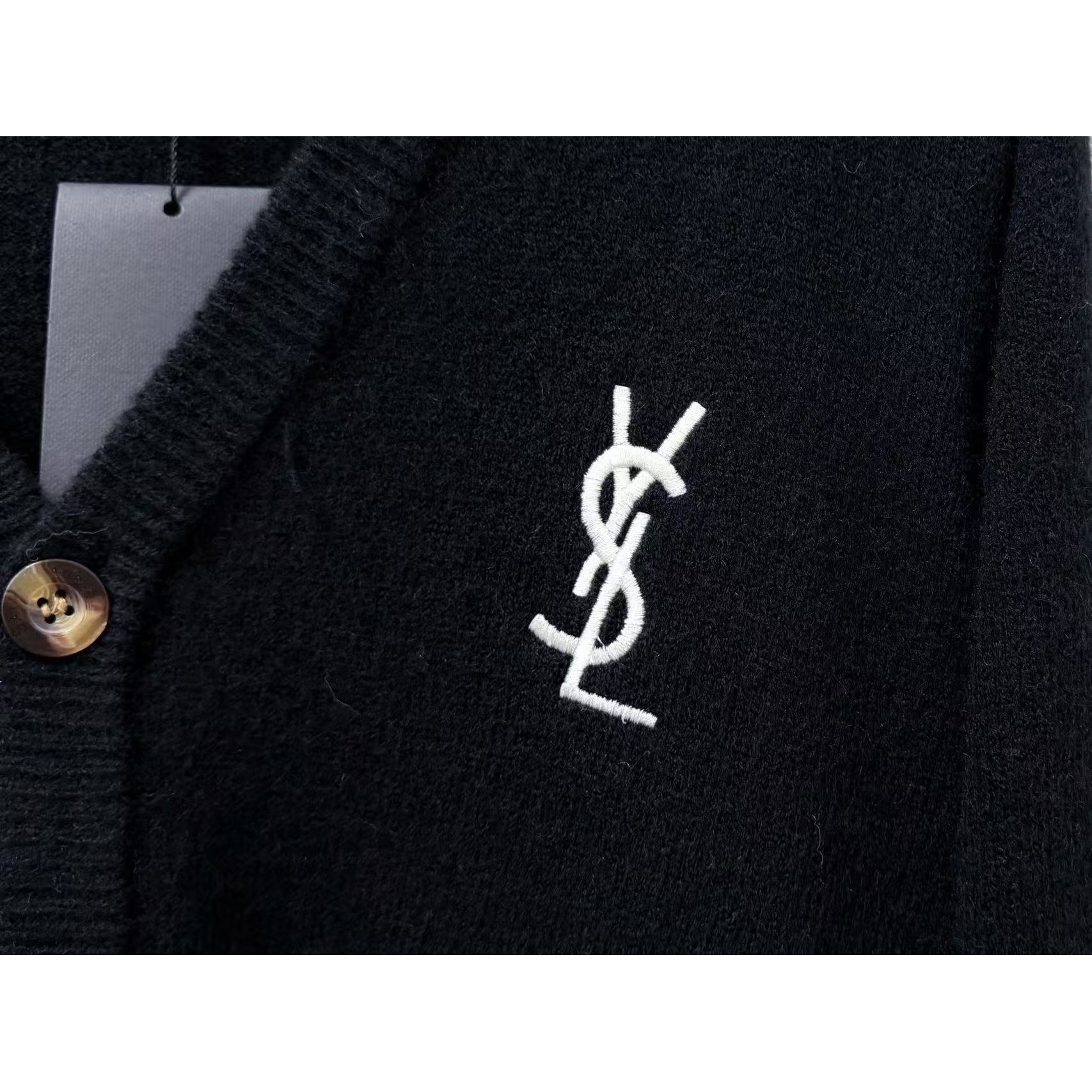 <p>YSL V领单排扣长袖针织开衫(黑)</p>