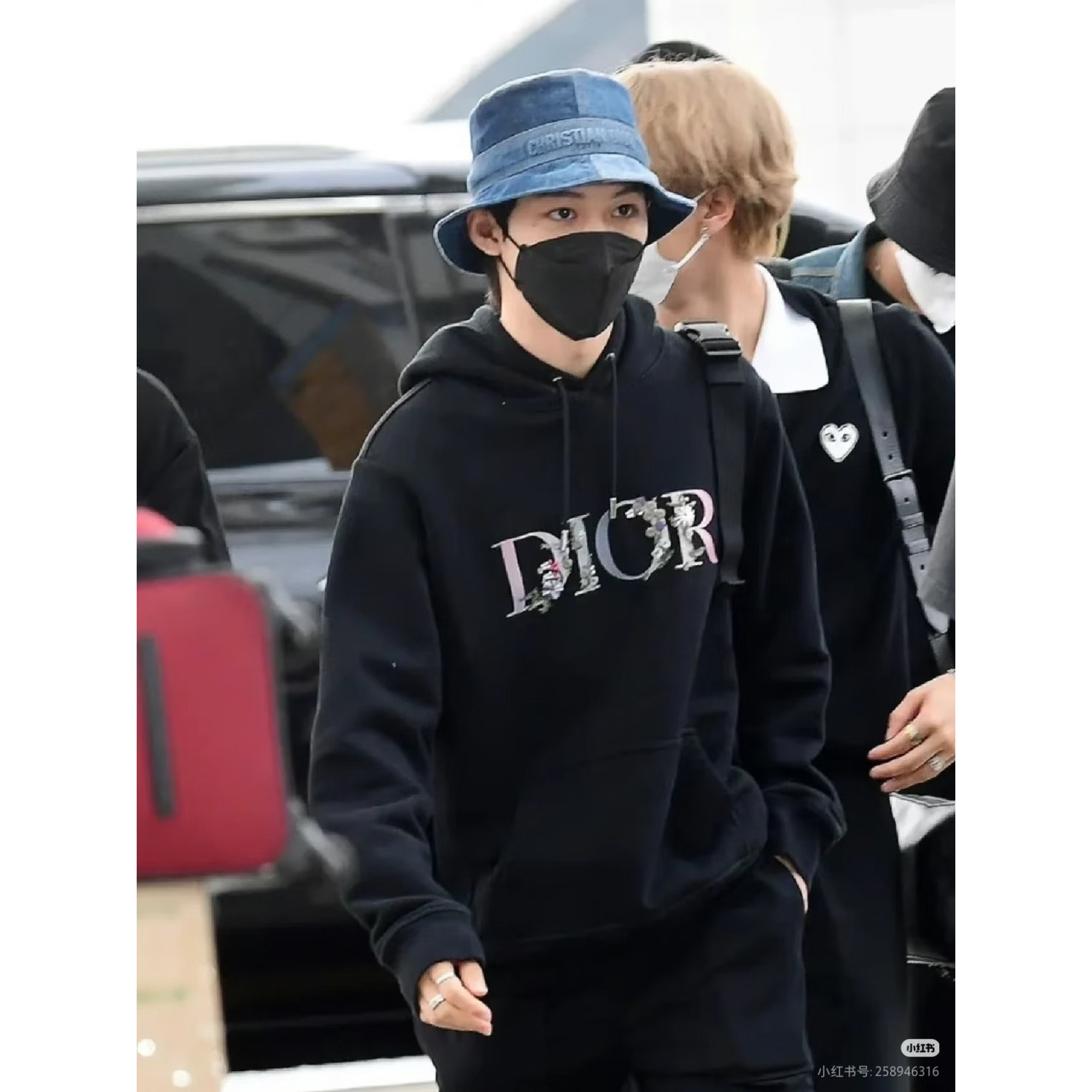 <p>Dior logo绣花帽衫卫衣(黑)</p>