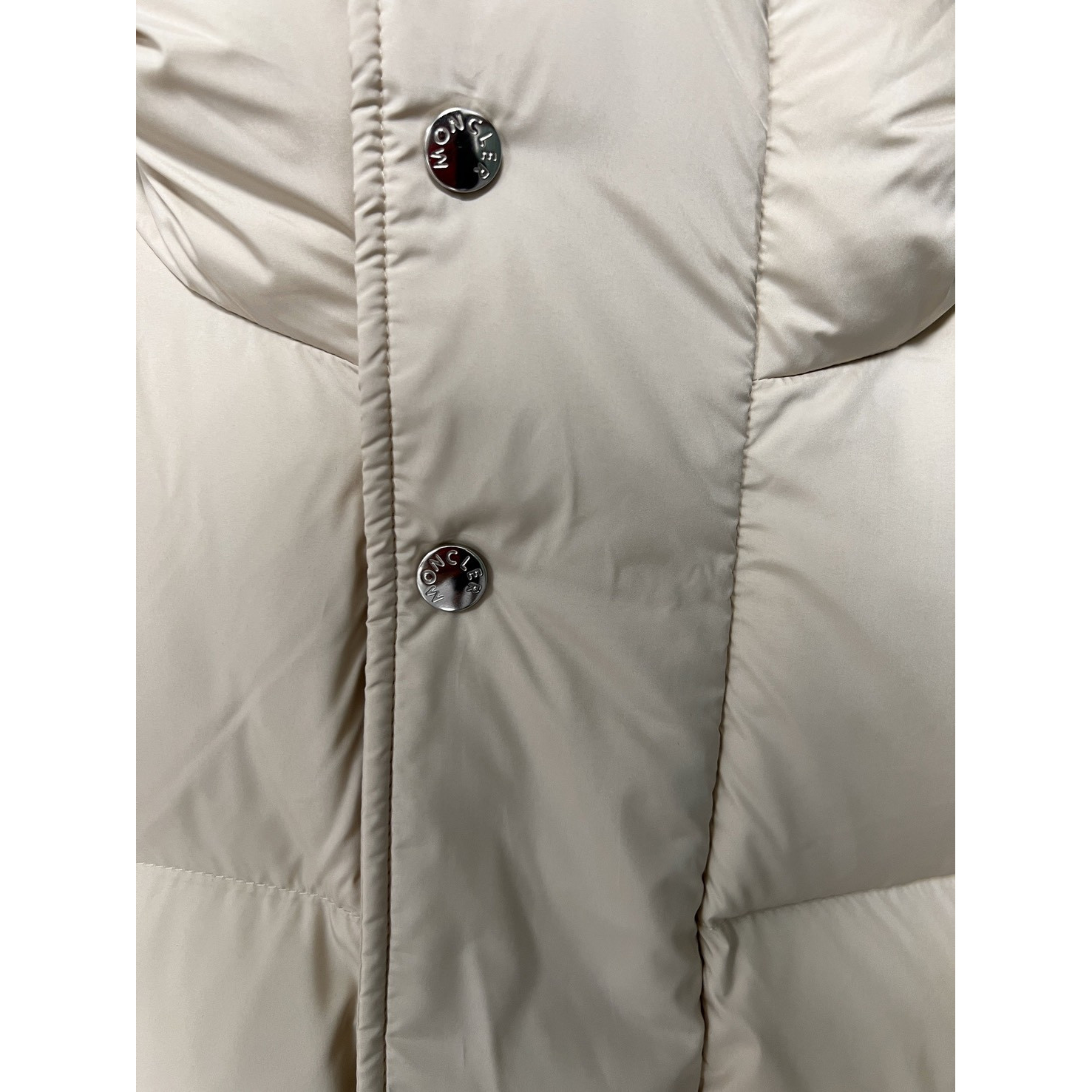 <p>Moncler 羽绒服 (白)</p>