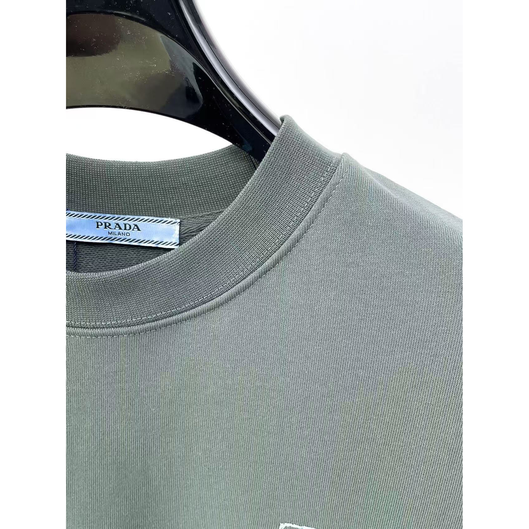 <p>PRADA&nbsp;圓領長袖T恤(軍綠)</p>