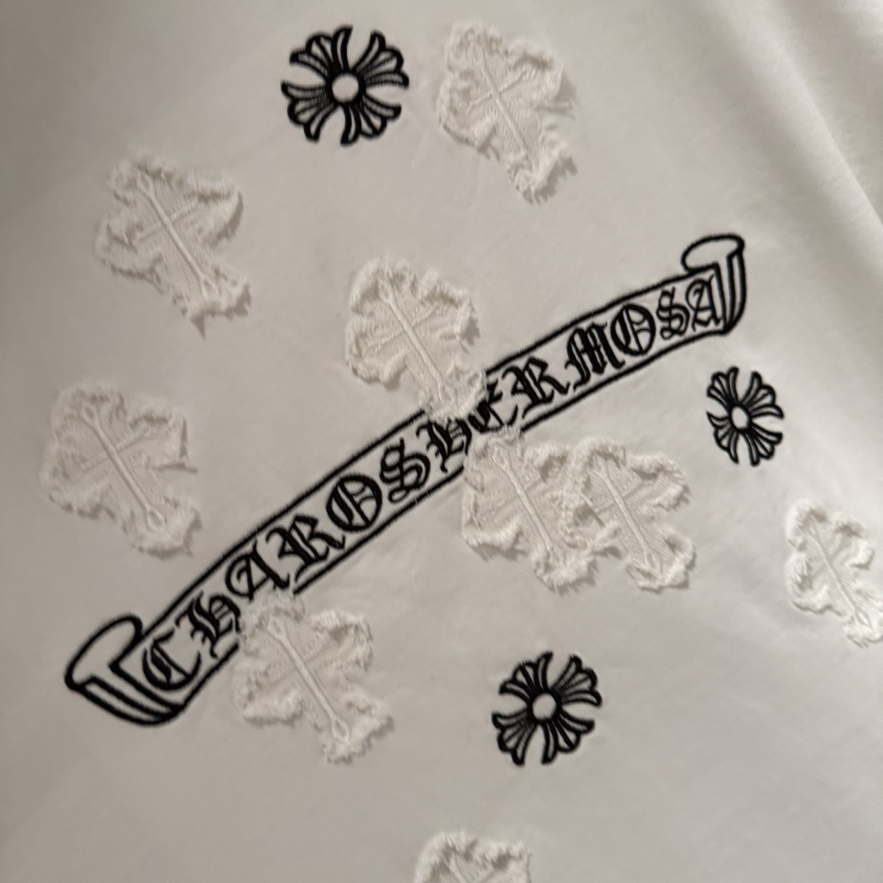<p>CHROME HEARTS&nbsp;长袖T恤(白B21)</p>