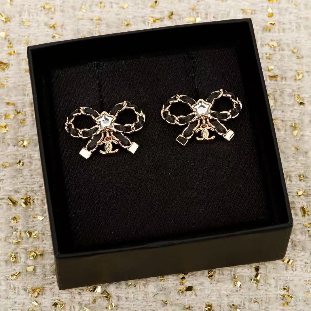 <p>CHANEL 黑皮蝴蝶结耳环</p>