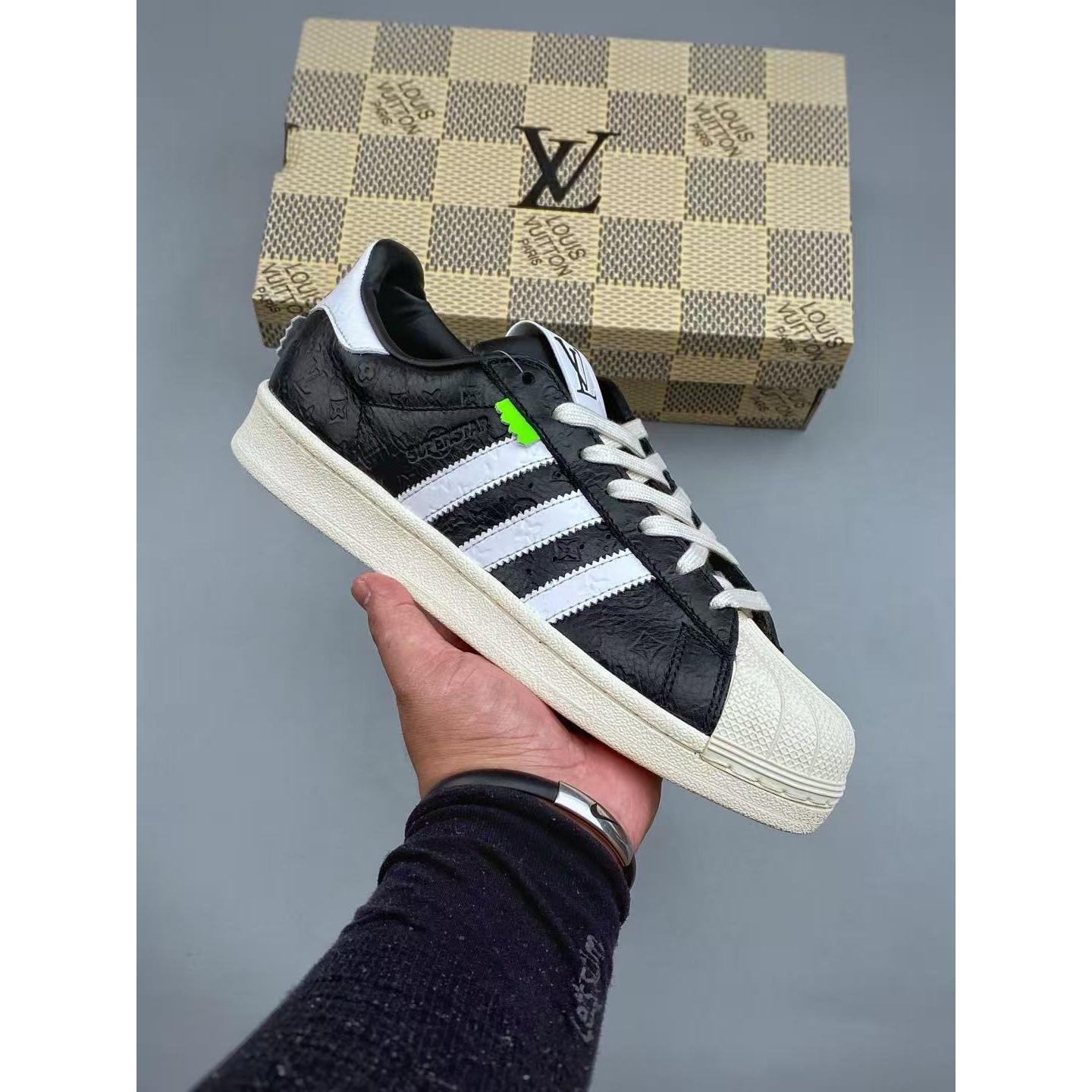 <p>Adidas Originals &nbsp;SUPERSTAR 经典贝壳头(黑)</p>