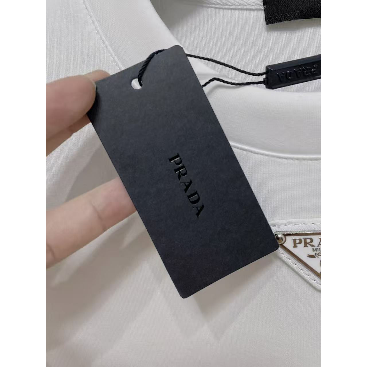 <p>PRADA 太空棉卫衣(白)</p>