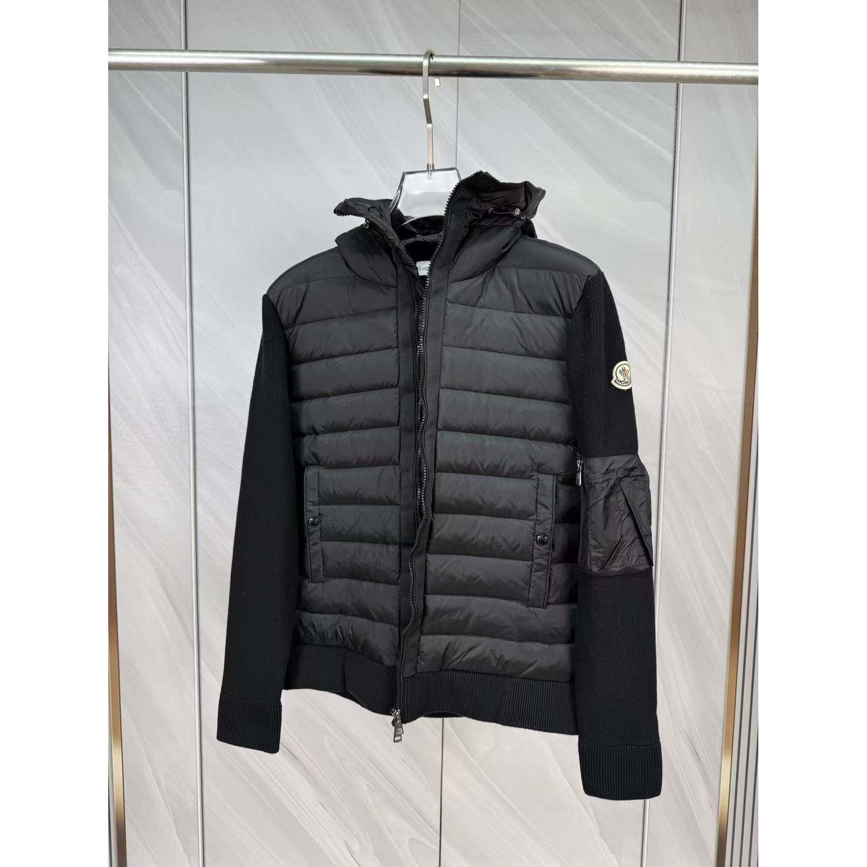 <p>Moncler 羊毛连帽针织男士羽绒服(黑)</p>