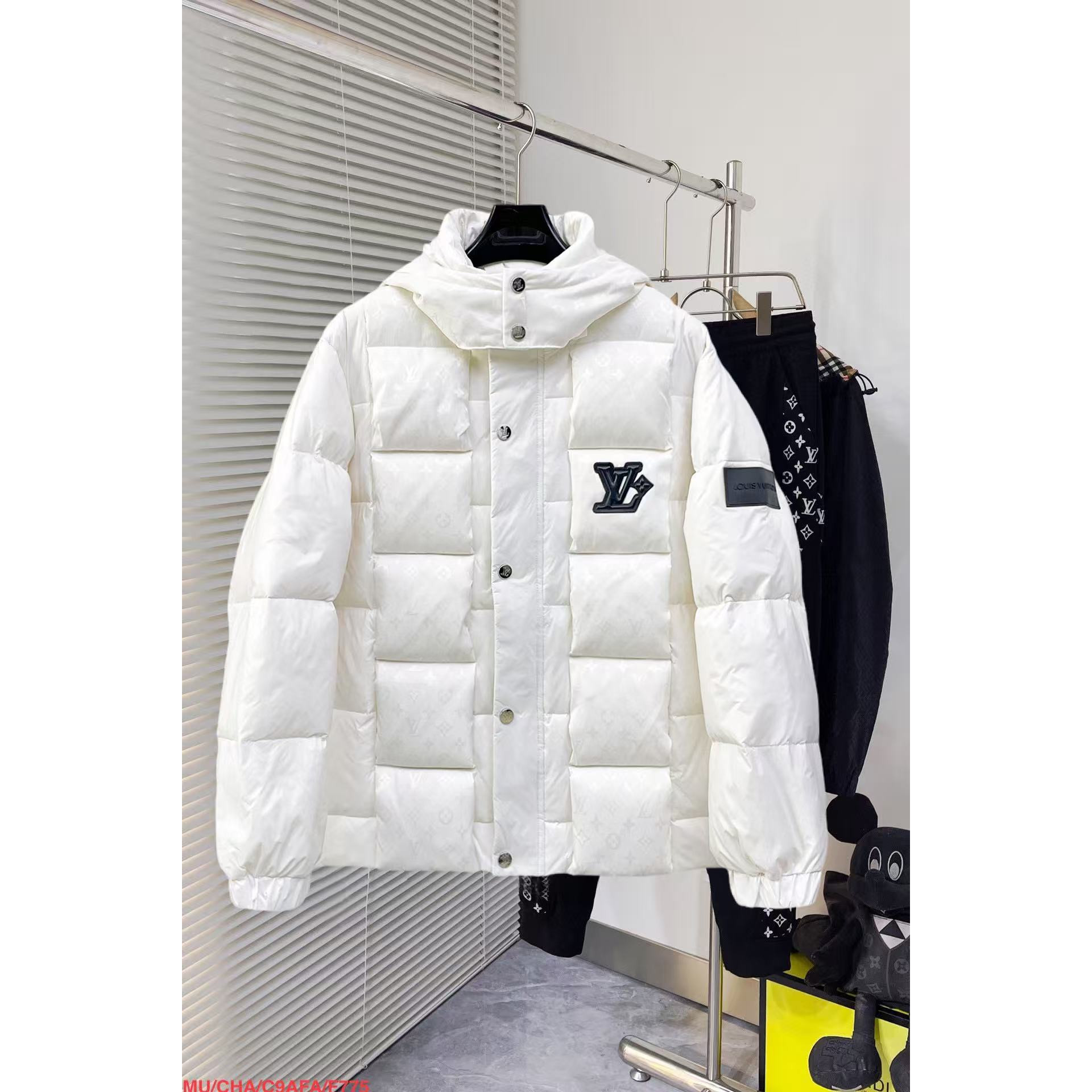 <p>LV 官网款新款羽绒服(白)</p>