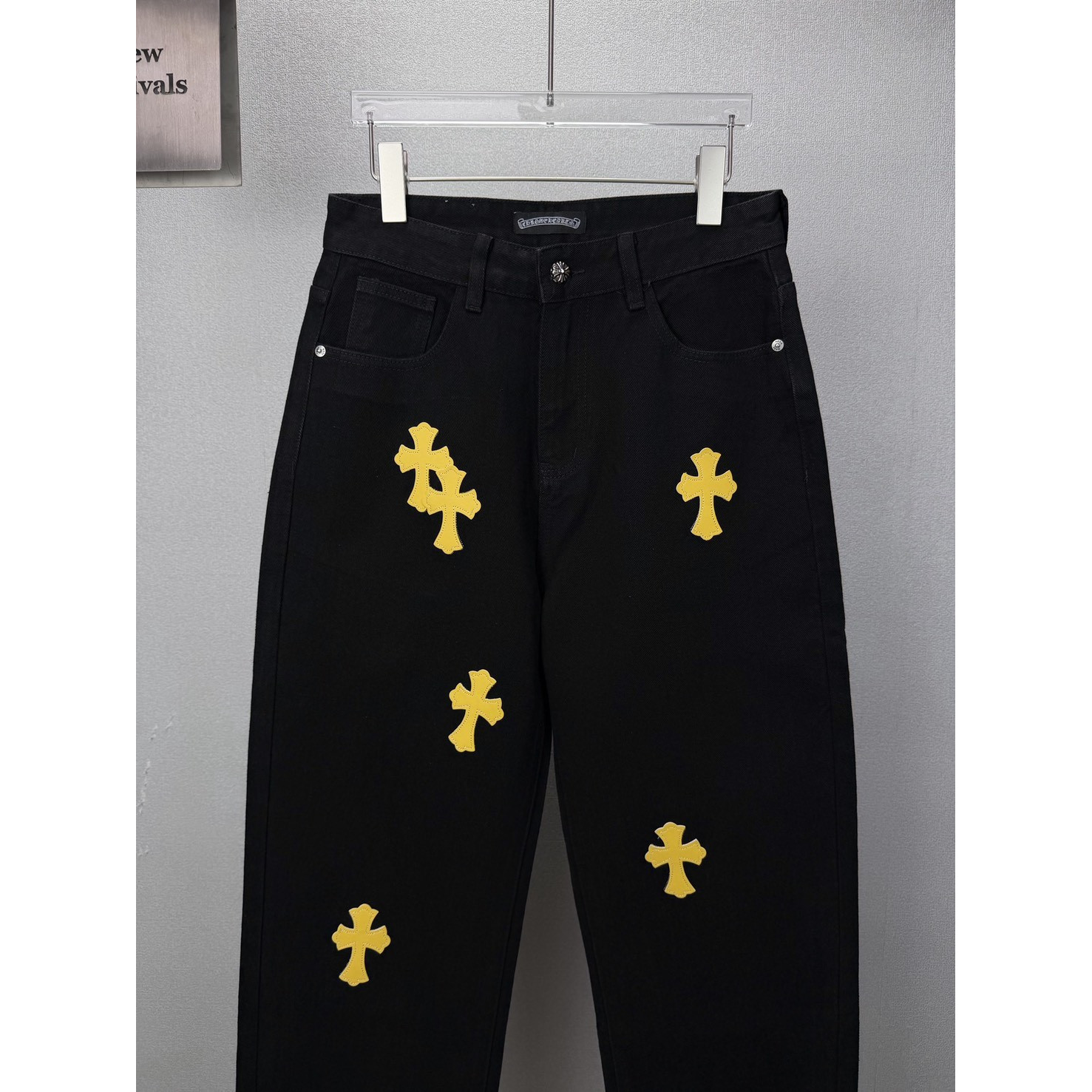 <p>CHROME HEARTS&nbsp;黄色十字架牛仔裤</p>