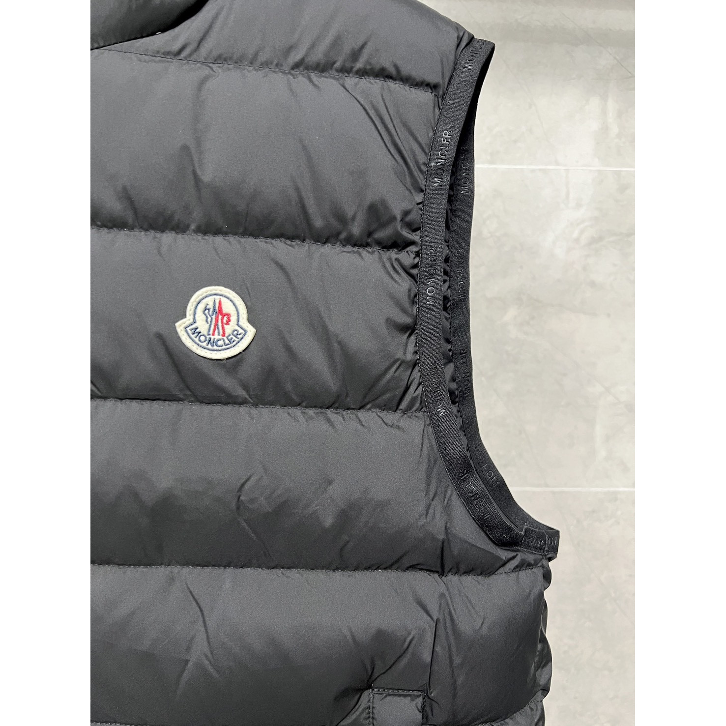 <p>Moncler 情侣款羽绒服 (黑Y24)</p>