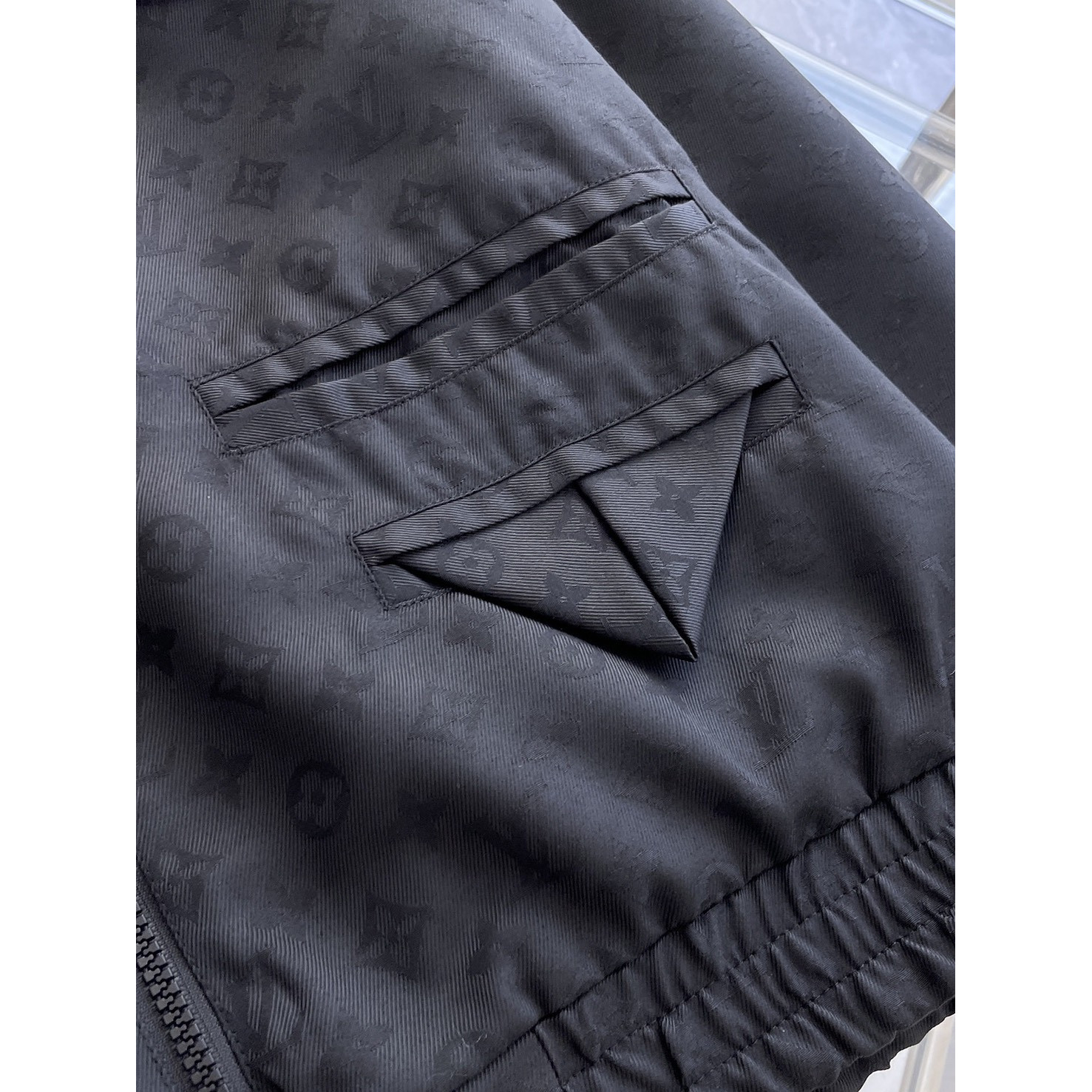<p>LV&nbsp;男士夹克外套(黑)</p>
