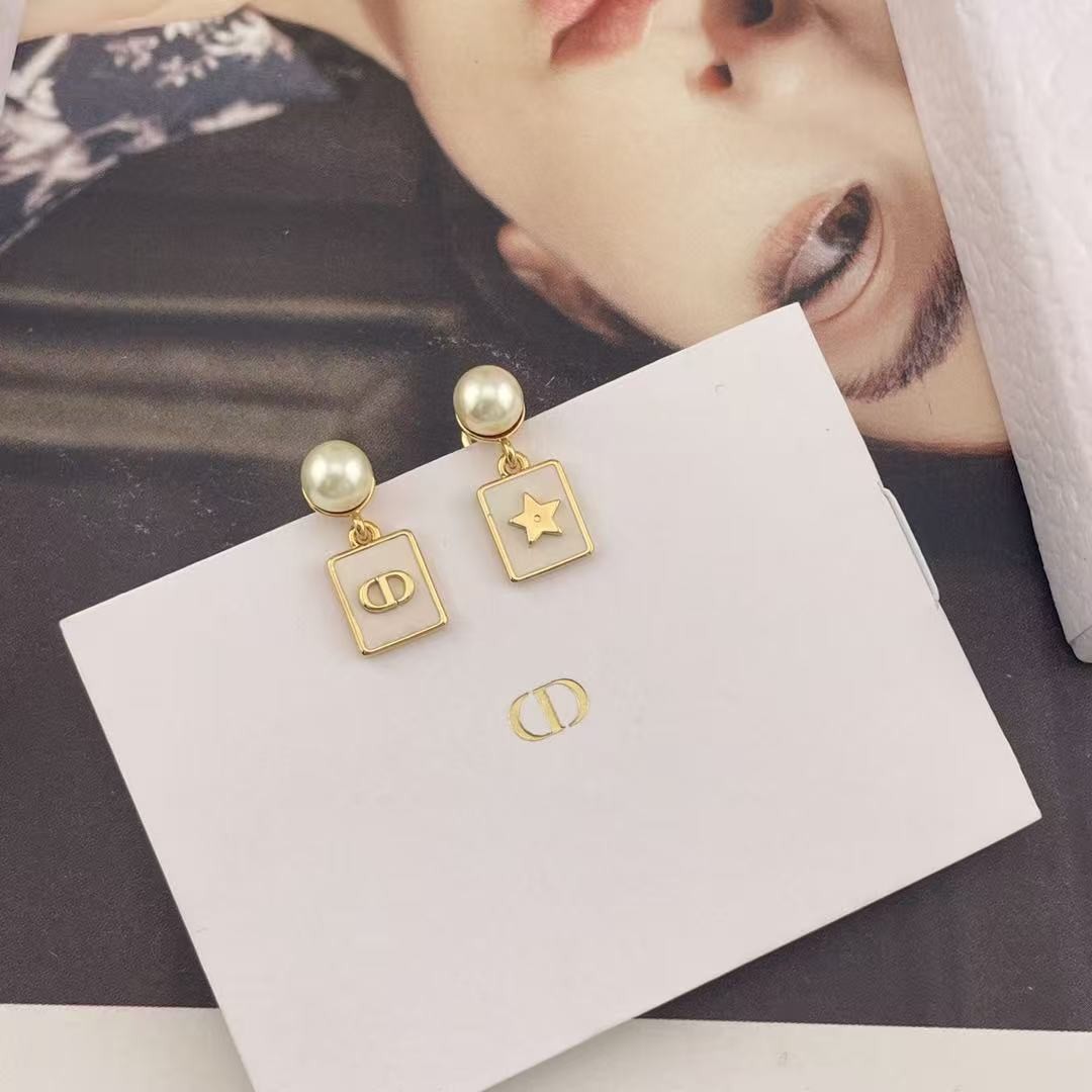 <p>DIOR&nbsp;小白方牌耳钉</p>