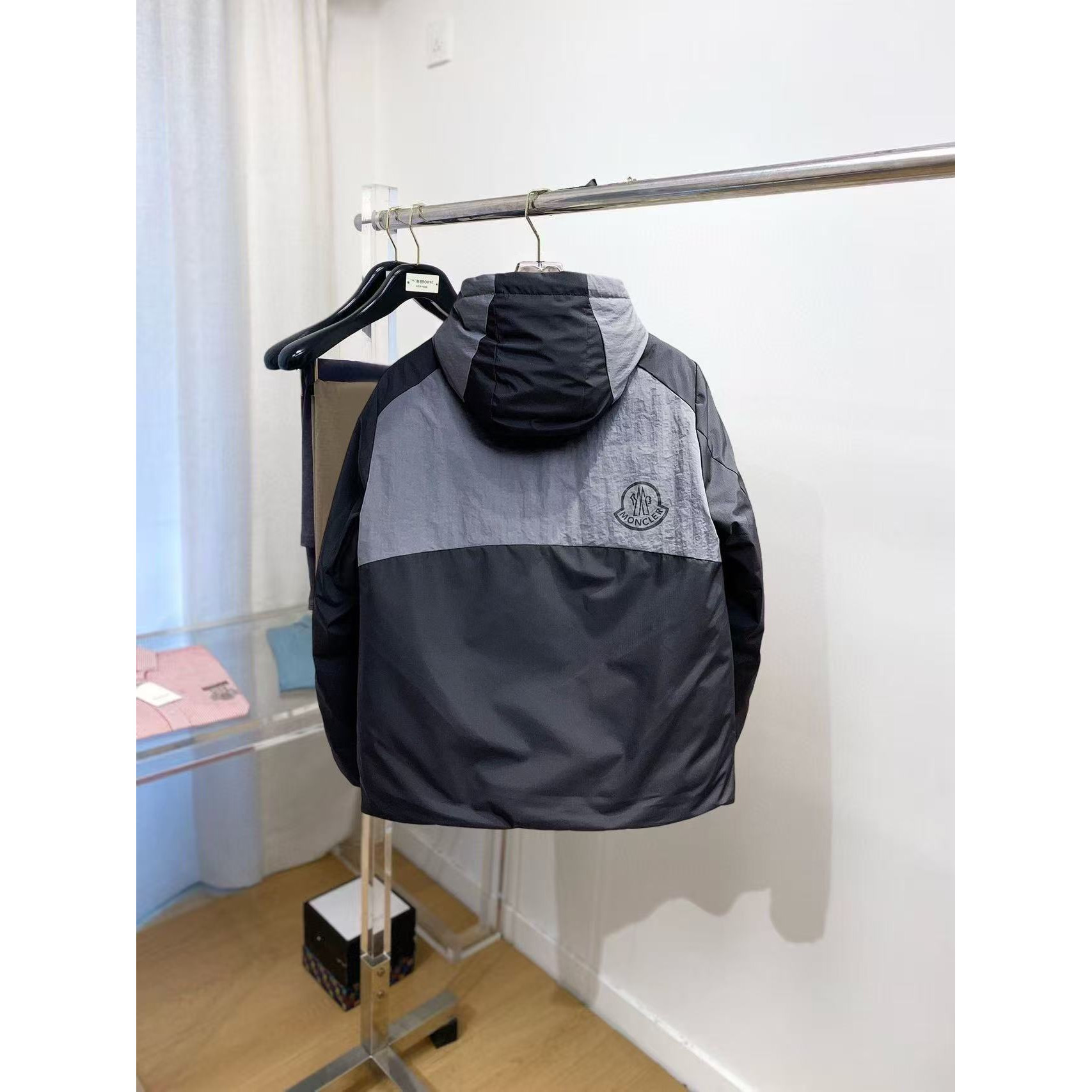 <p>MONCLER&nbsp;秋冬新款羽绒服(灰)</p>