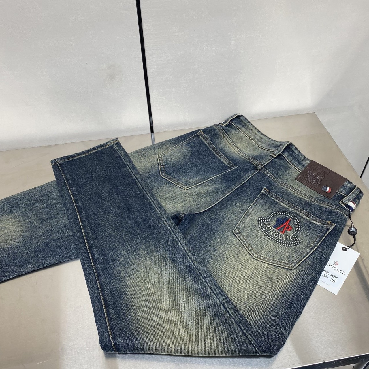 <p>MONCLER 丹宁水洗牛仔裤(6928)</p>