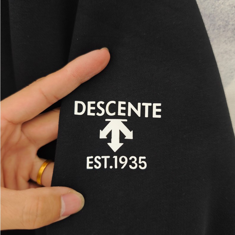 <p>DESCENTE 圓領長袖T恤</p>