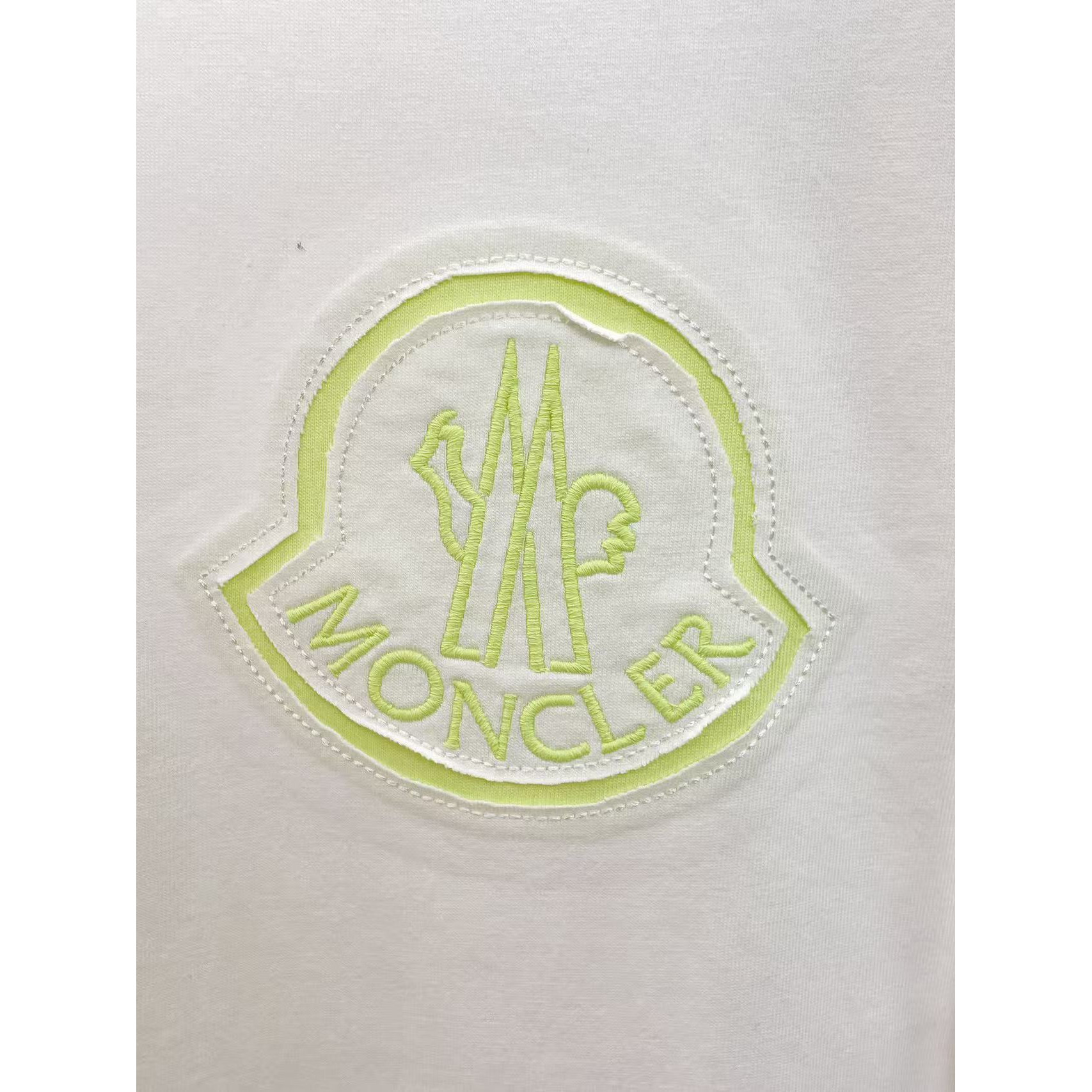 <p>MONCLER&nbsp;专柜新款短袖T恤(白)</p>