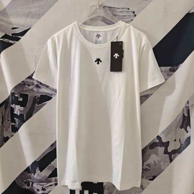 <p>DESCENTE 速乾短袖T恤</p>